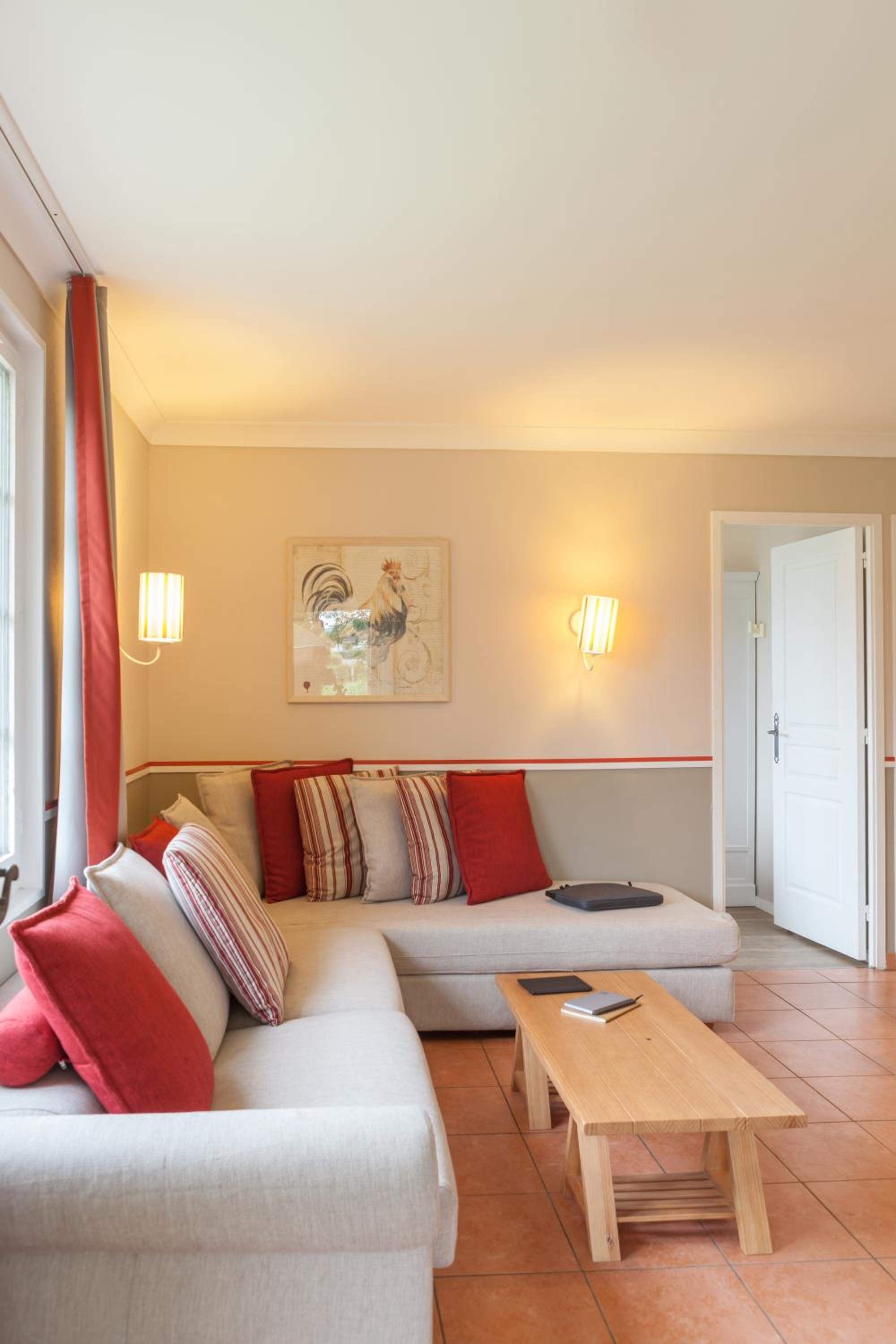 Two-Bedroom Duplex or Single-Story House with Terrace (6 People)