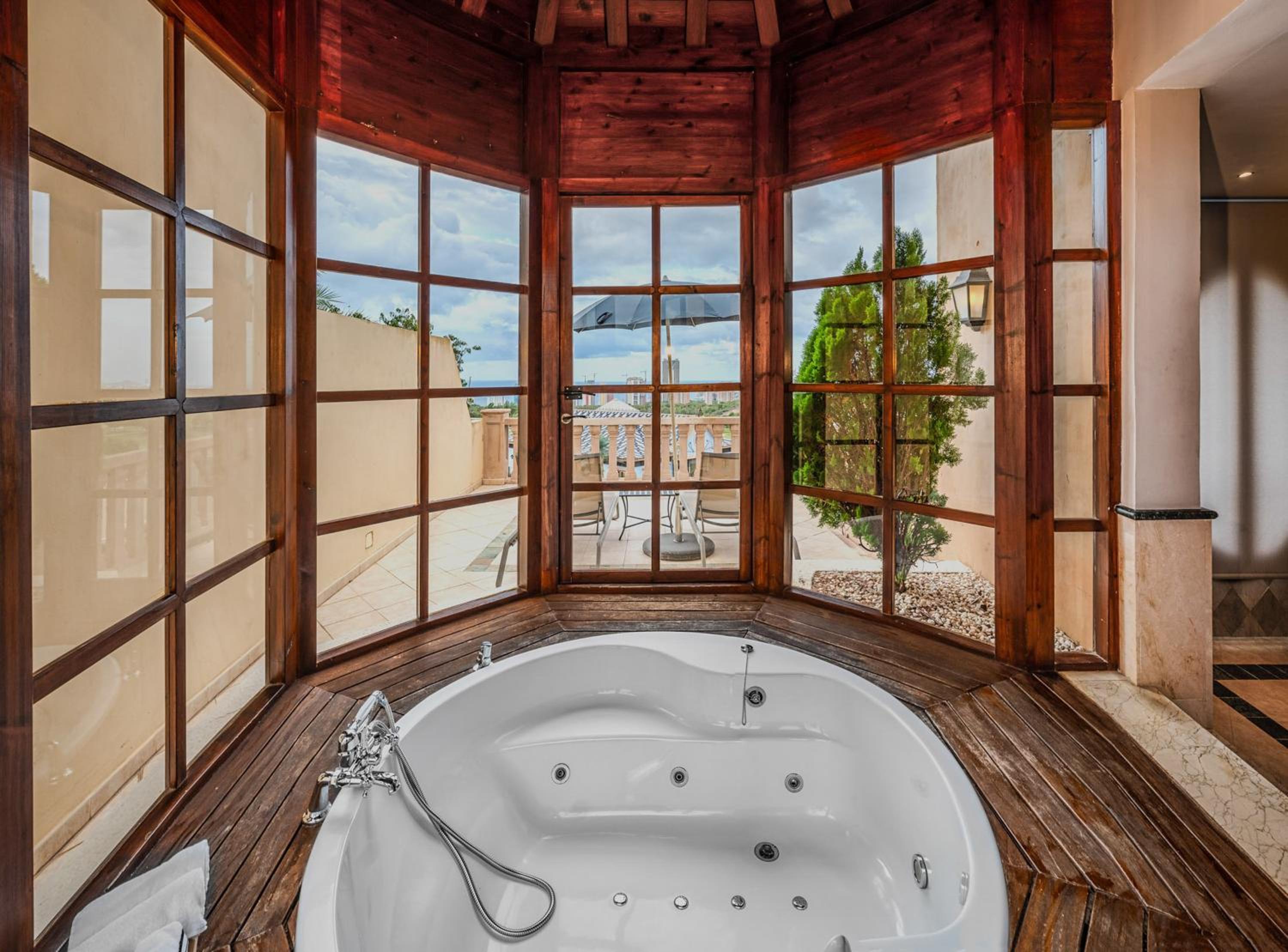 Penthouse The Level with Whirlpool - Photo 10