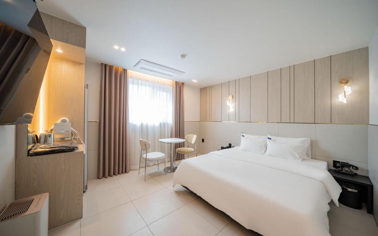 Deluxe King Room photo 1