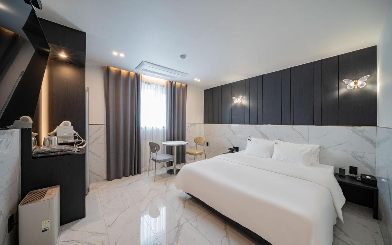 Deluxe King Room photo 2
