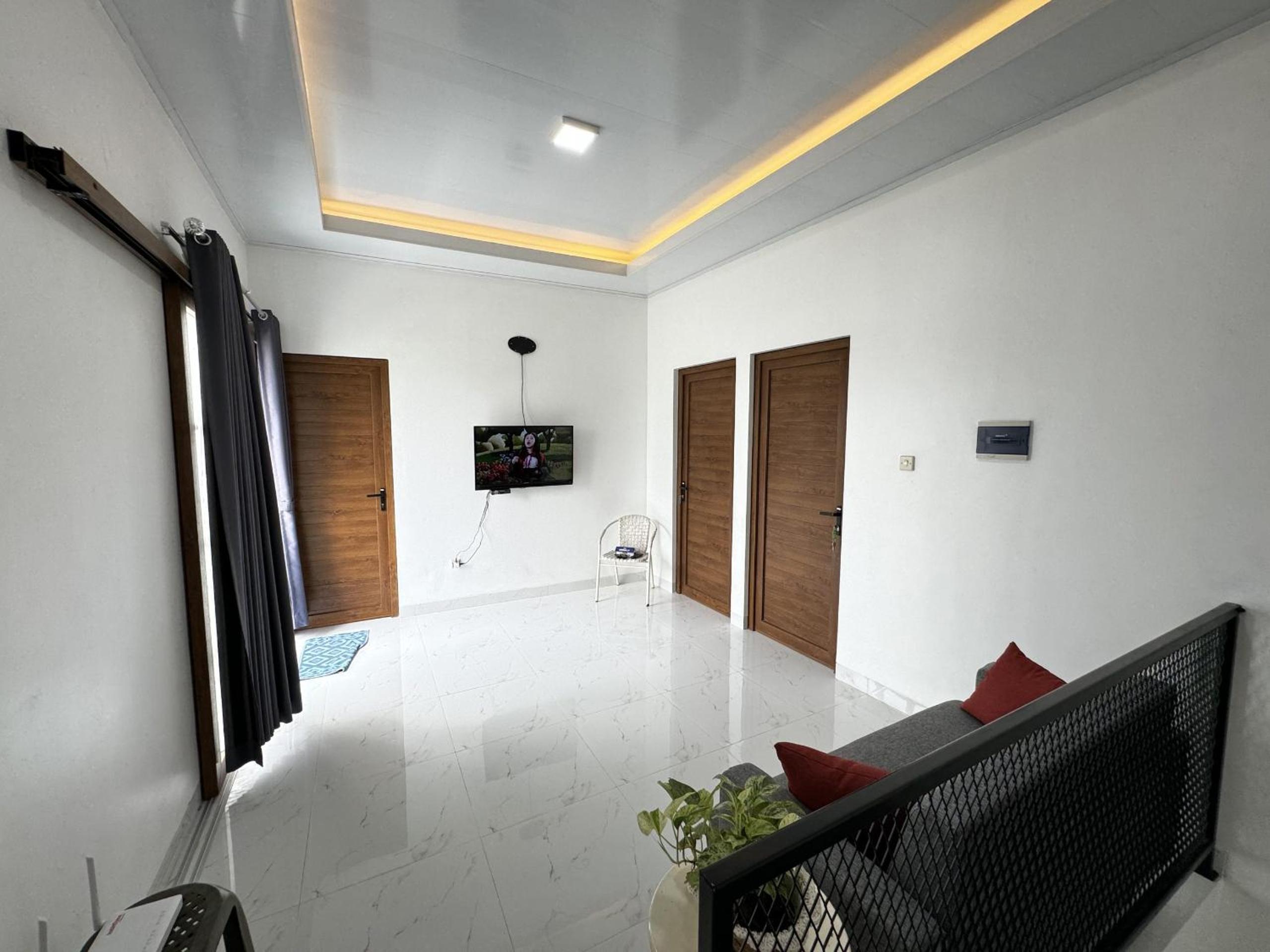 Three-Bedroom House photo 3