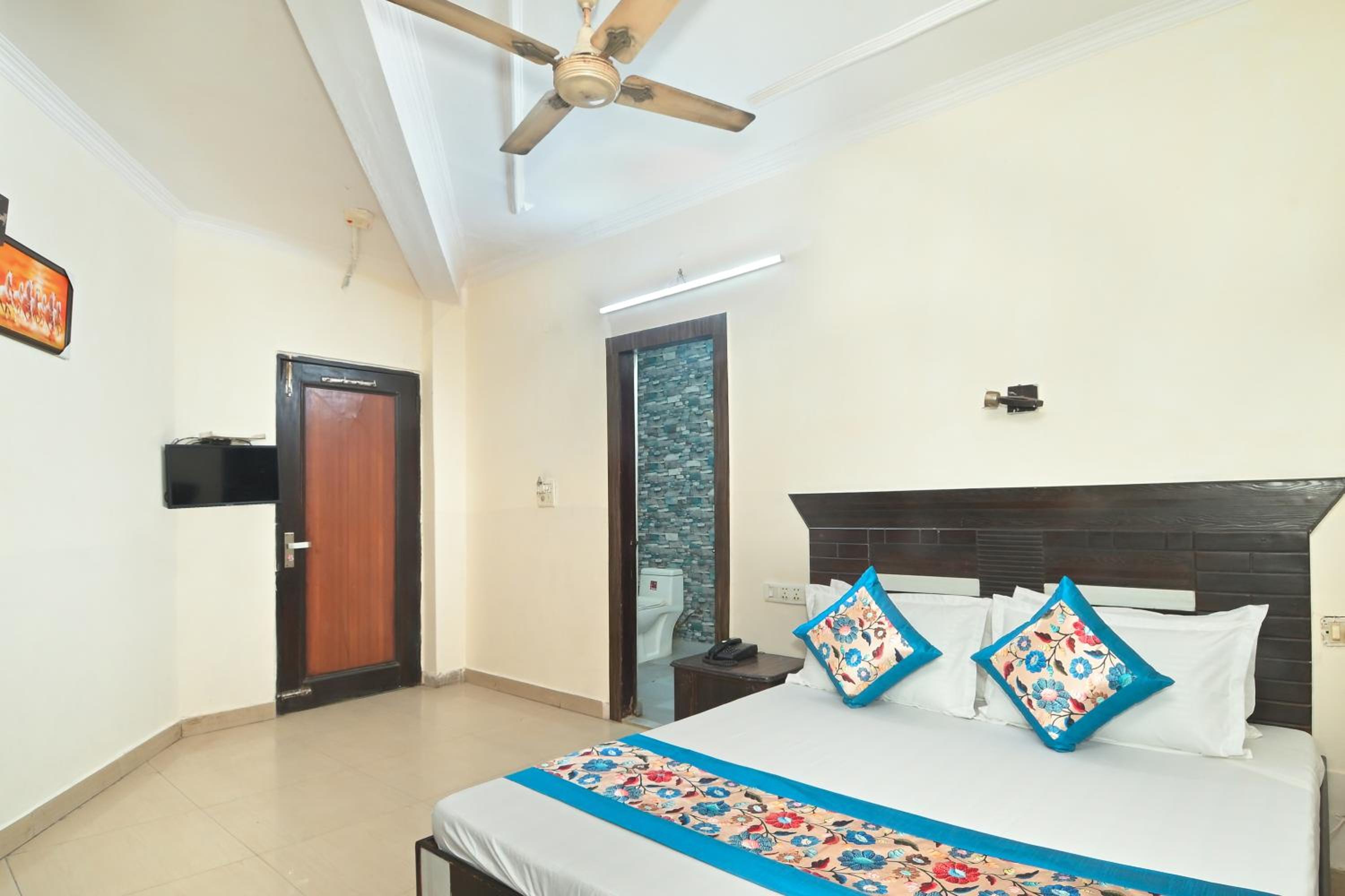 Deluxe Room - Photo 2