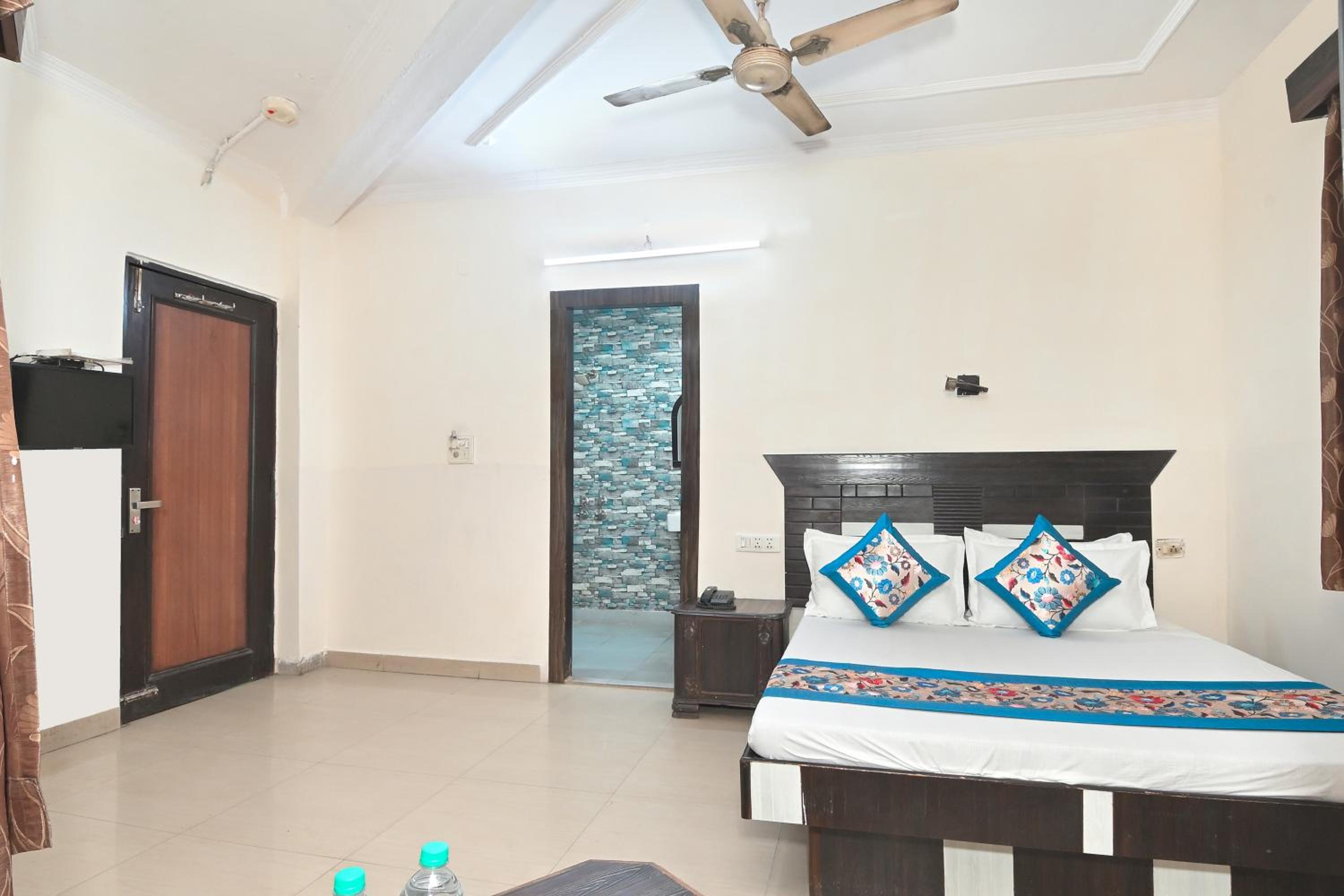 Deluxe Room - Photo 7