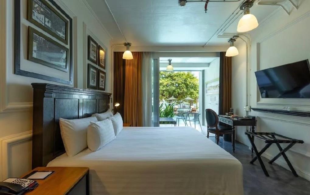 Deluxe King Room with Pool Access