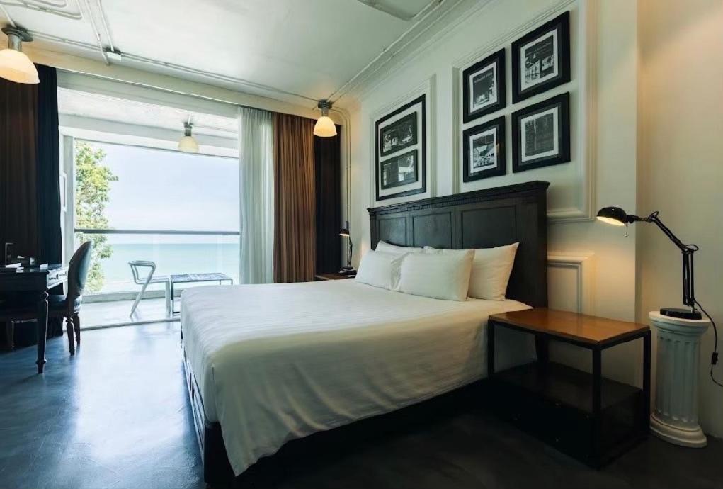Deluxe Ocean View King Bed