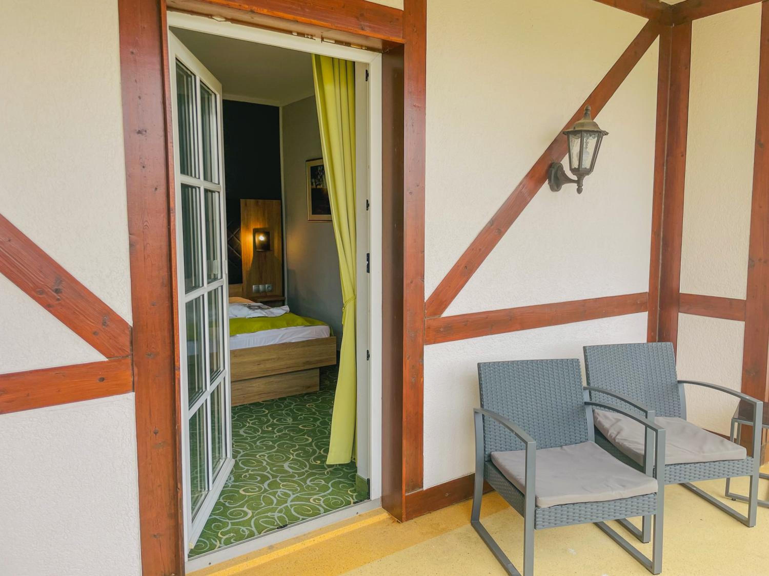 Double Room with Balcony - Photo 3