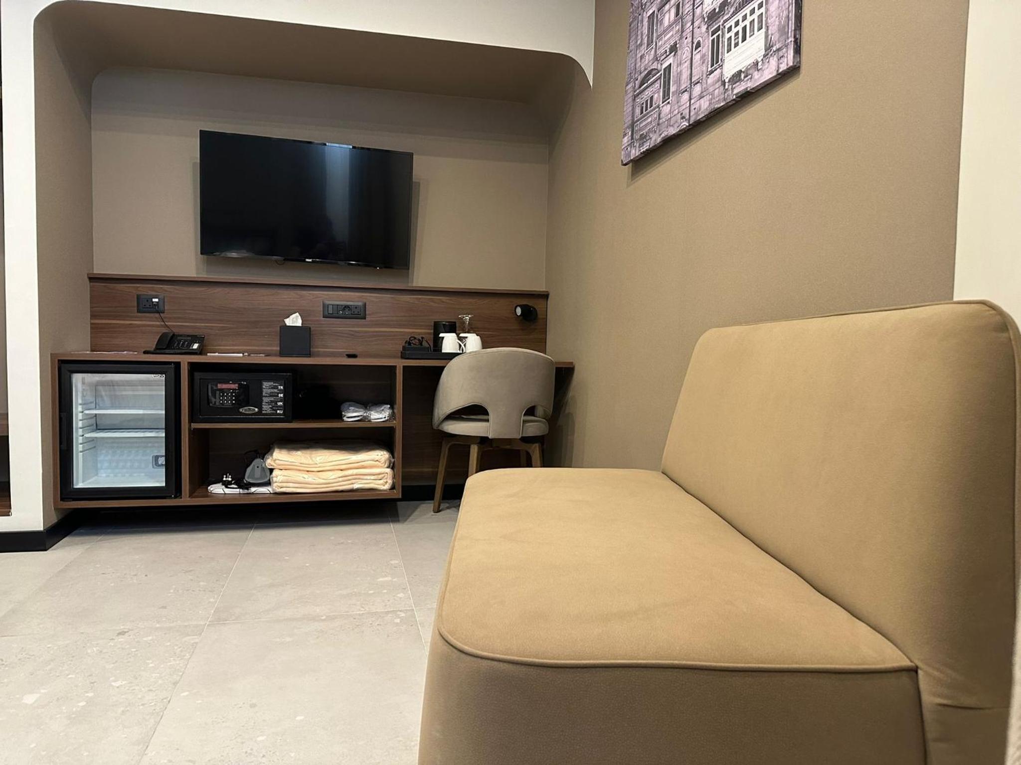 Suite with Balcony and Executive Lounge Access  - Photo 5