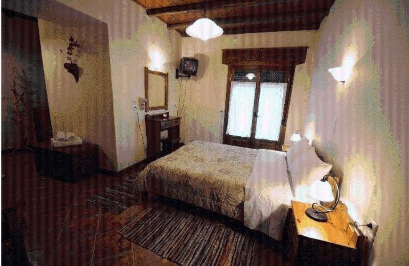 Standard Double or Twin Room - Photo 9