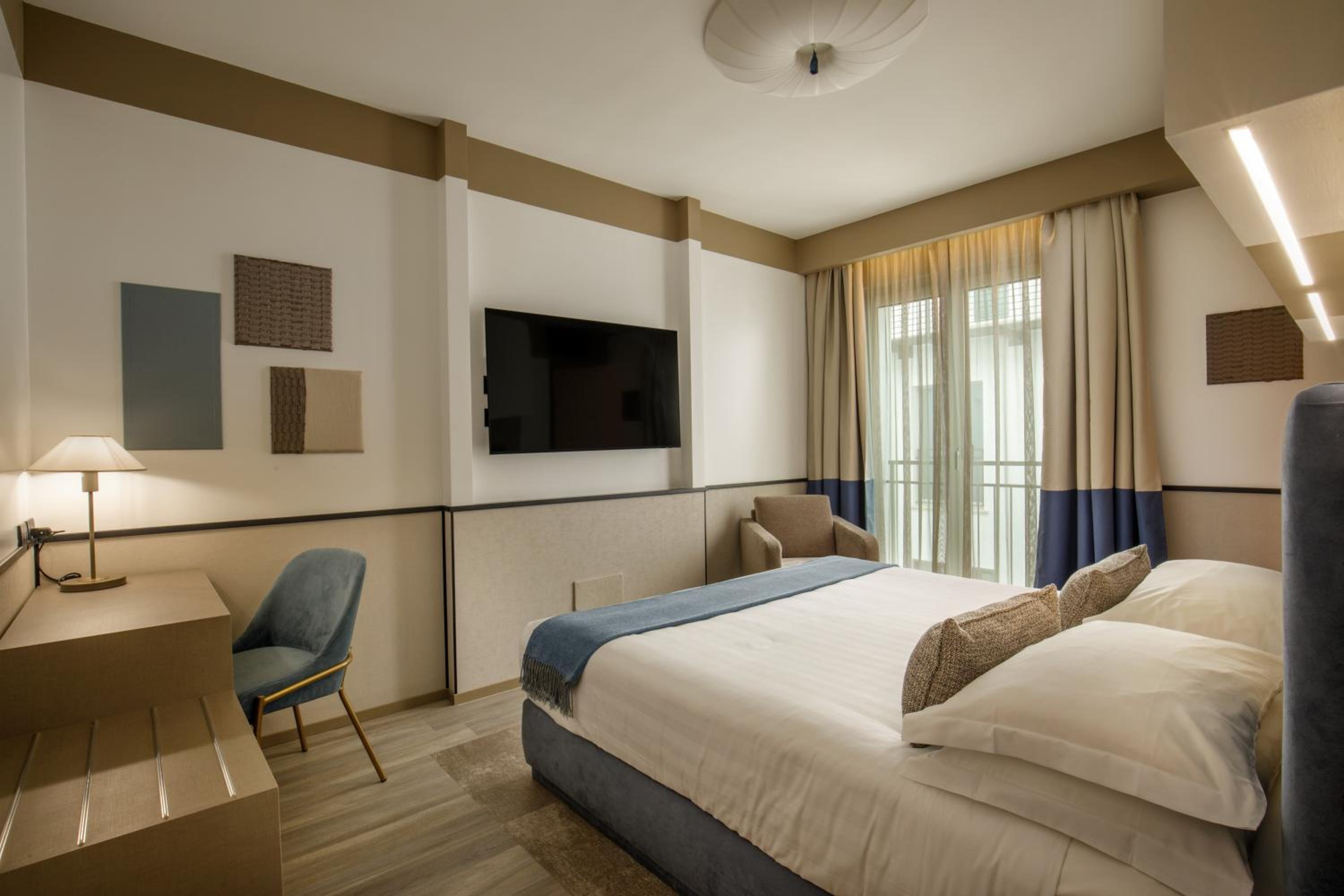 Superior Double Room thumbnail 6