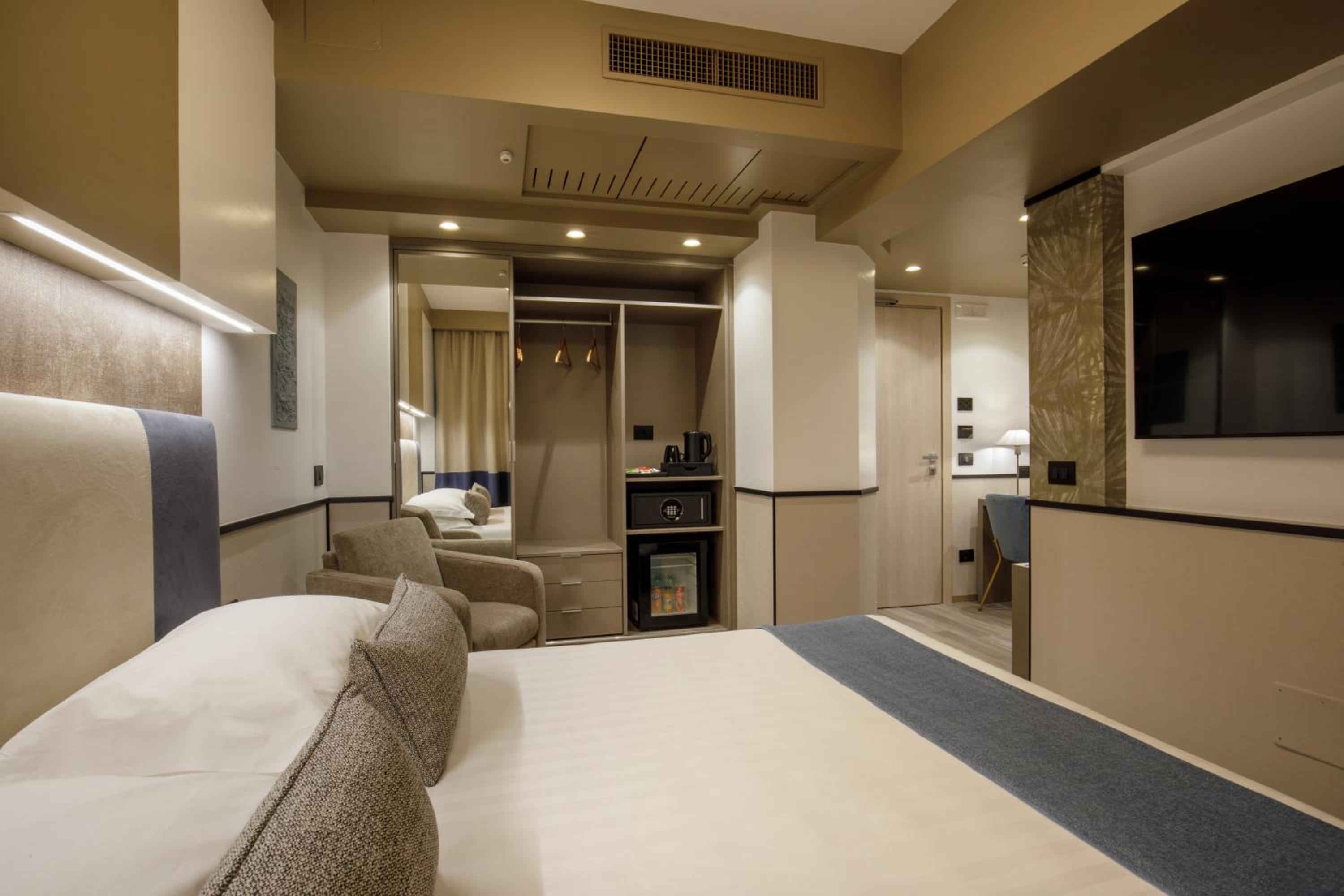 Superior Double Room thumbnail 5
