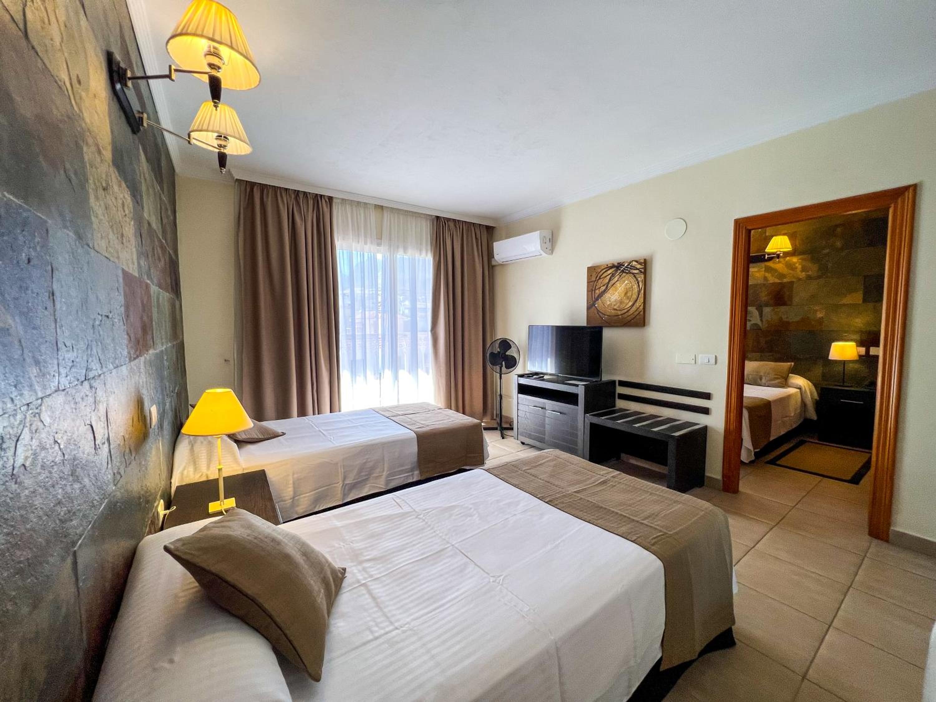Family suite (2 adults + 2 Children)