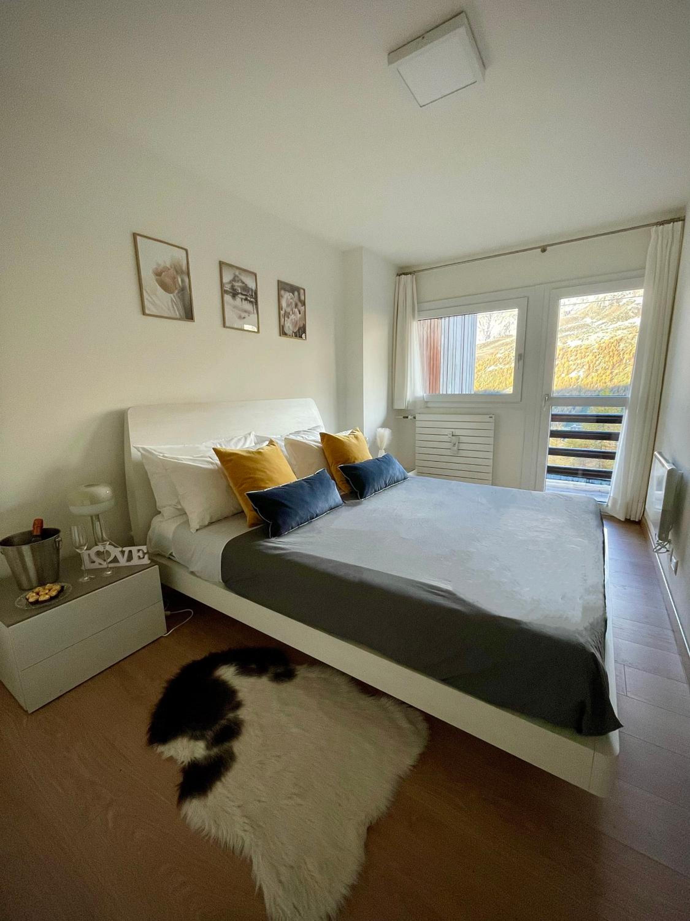 Apartment with Mountain View