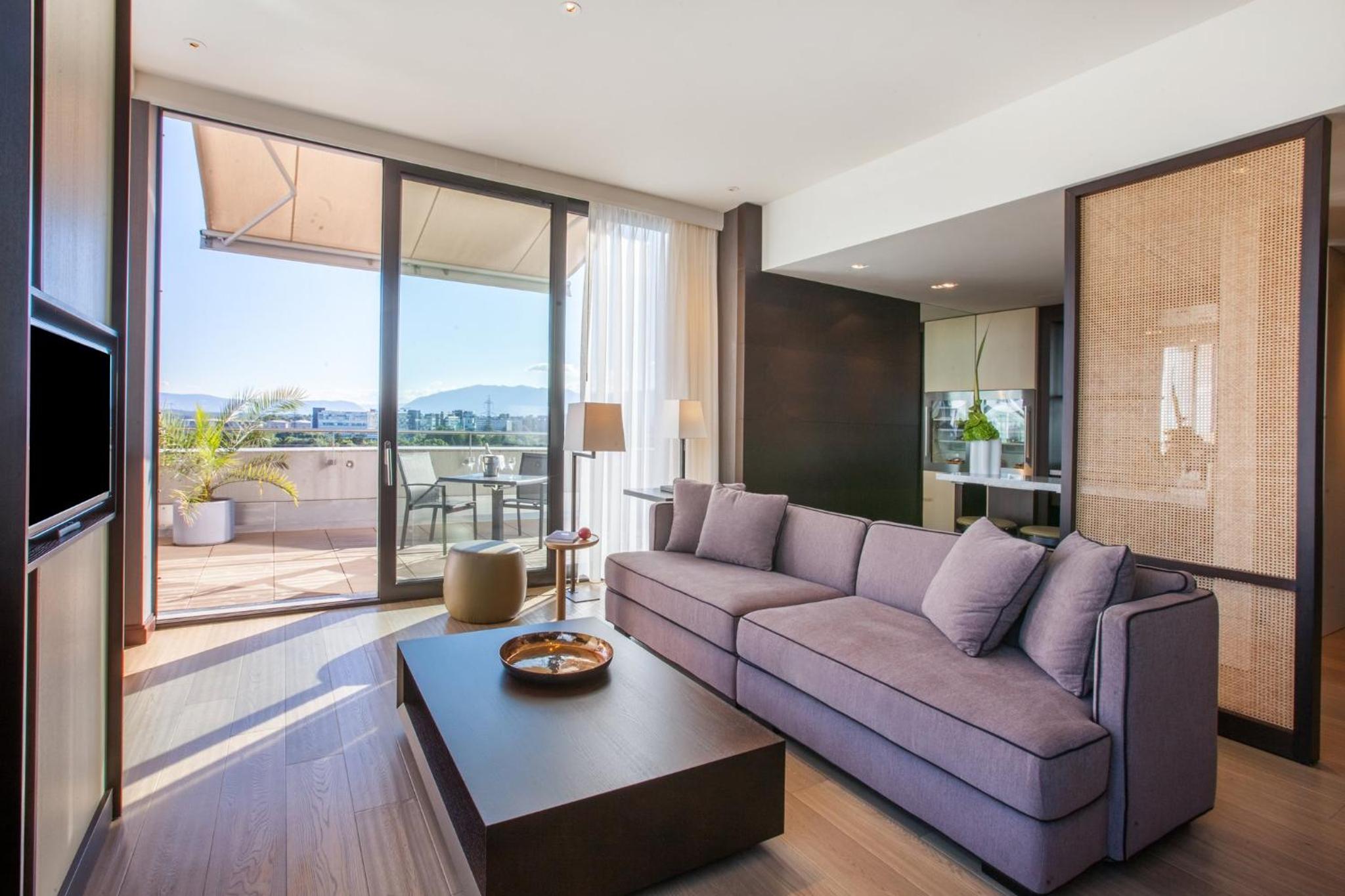 One-Bedroom Suite with Mountain View