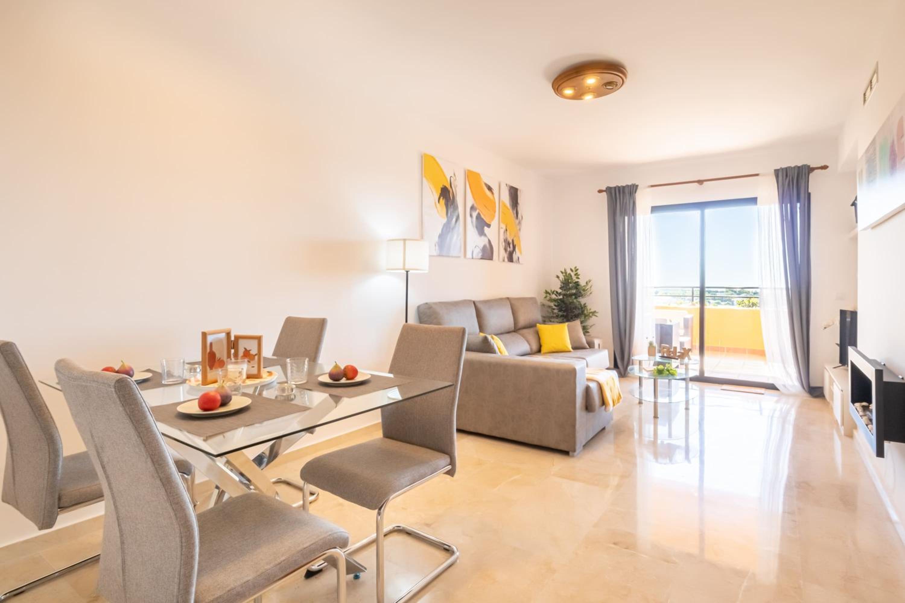 Apartamento de dos habitaciones con balcón y vista al mar