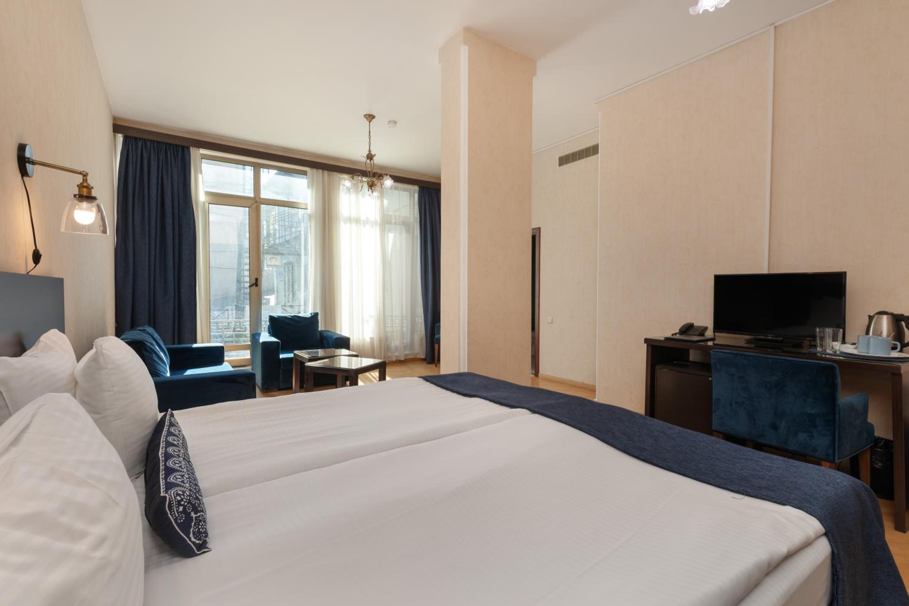 Large Double or Twin Room - Photo 2