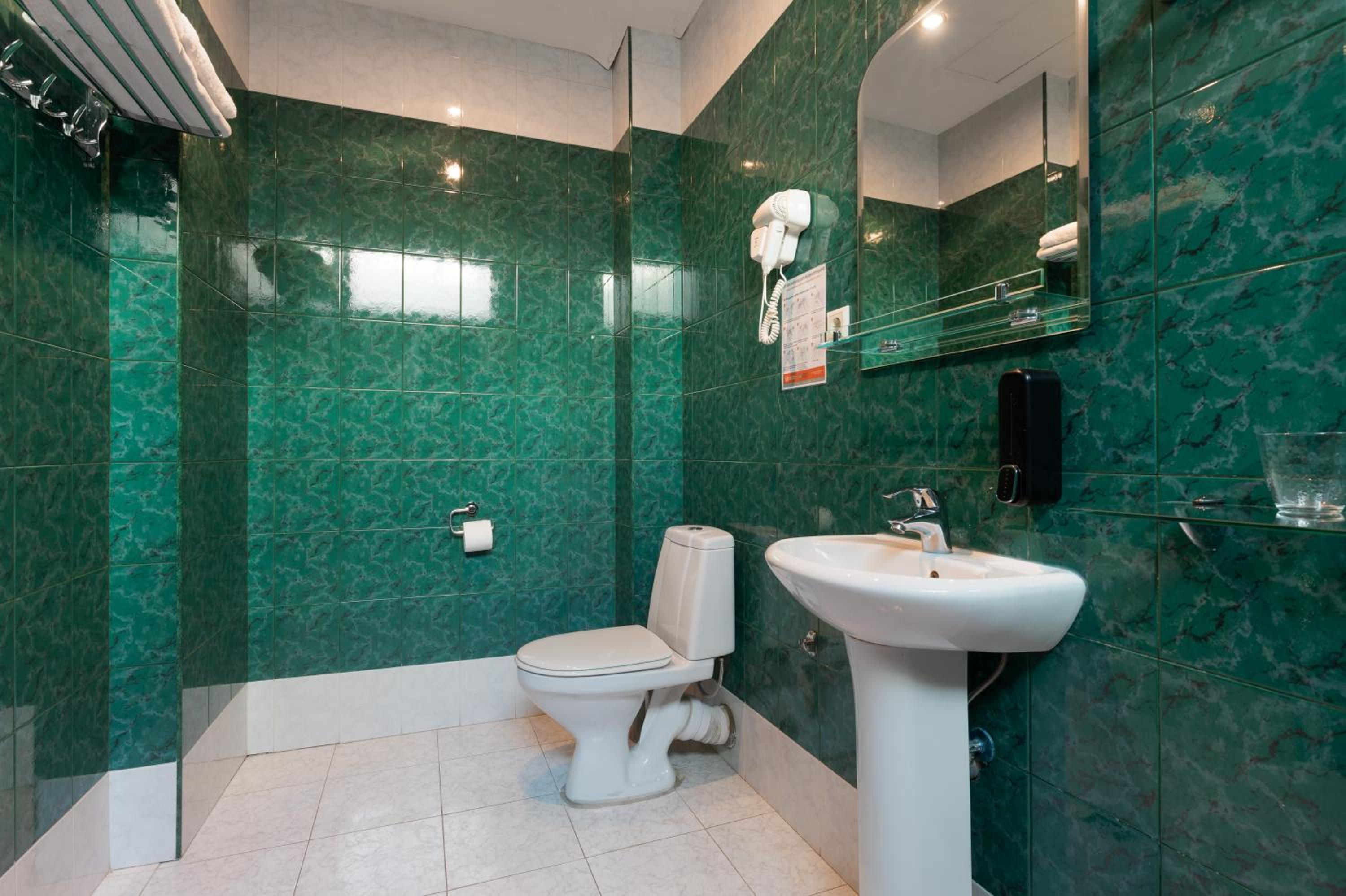 Large Double or Twin Room - Photo 10