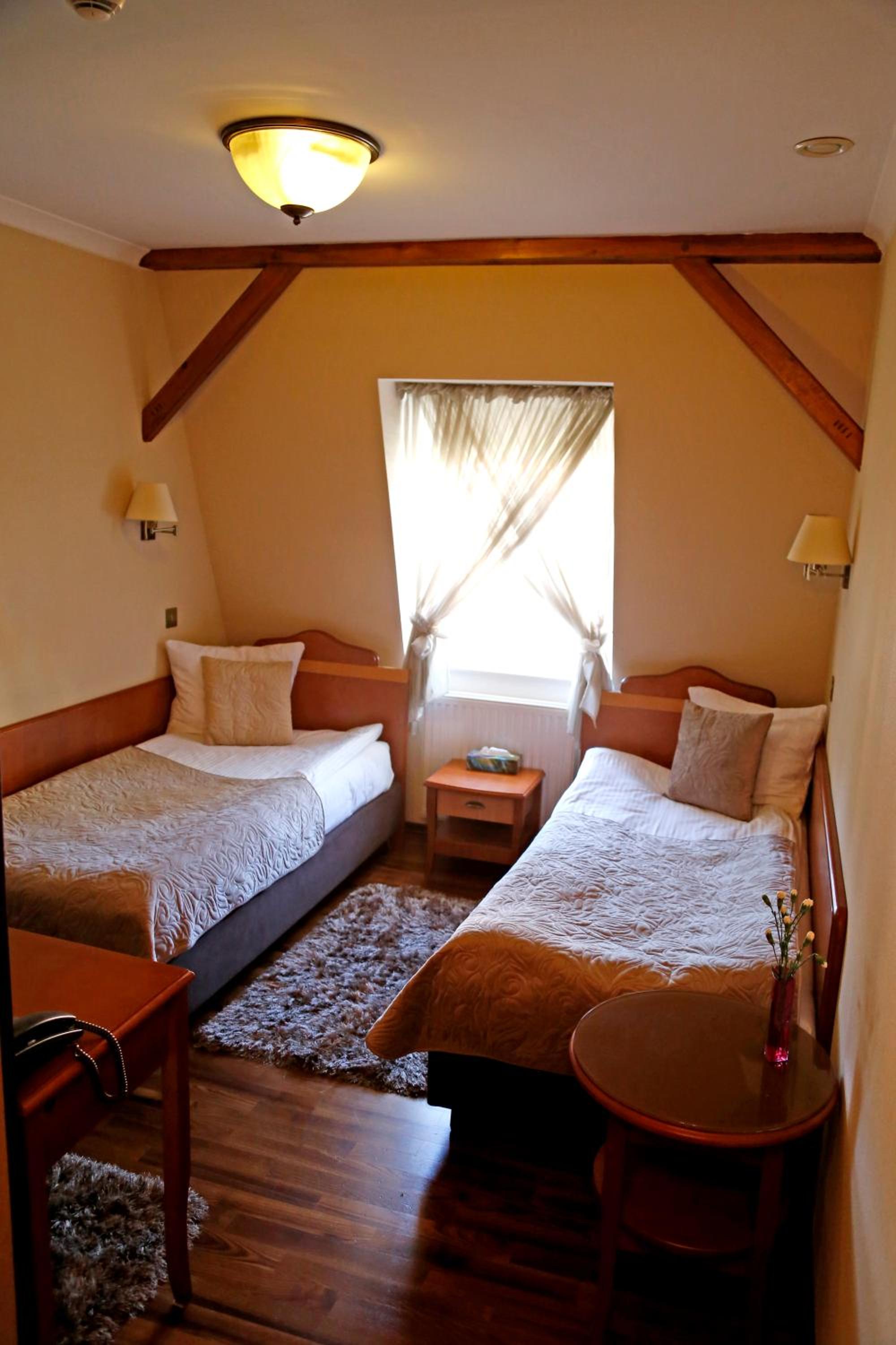 Standard Twin Room - Photo 2