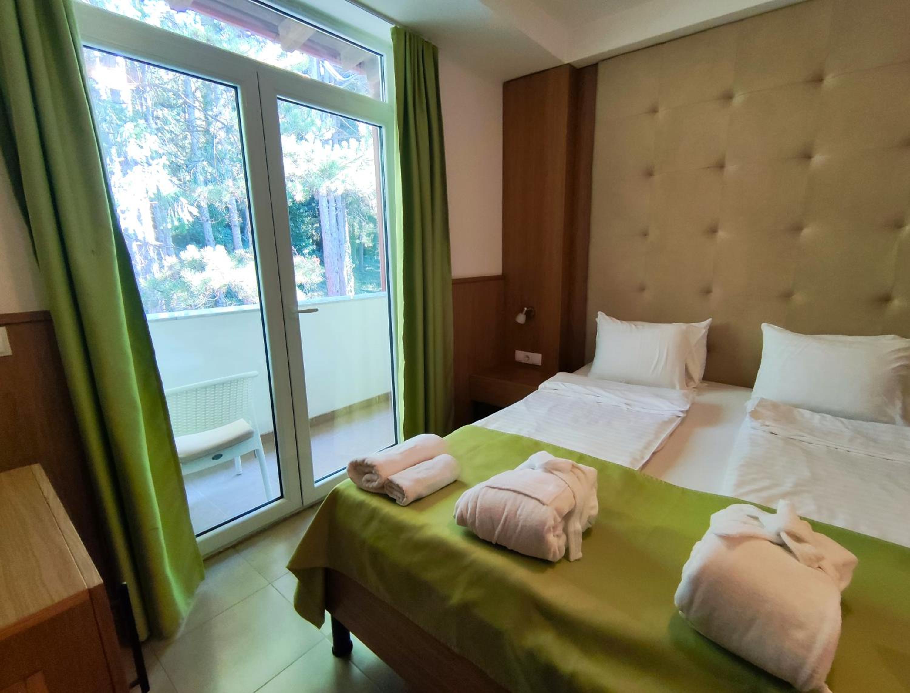 Double and Twin Room with Forest View - Photo 4