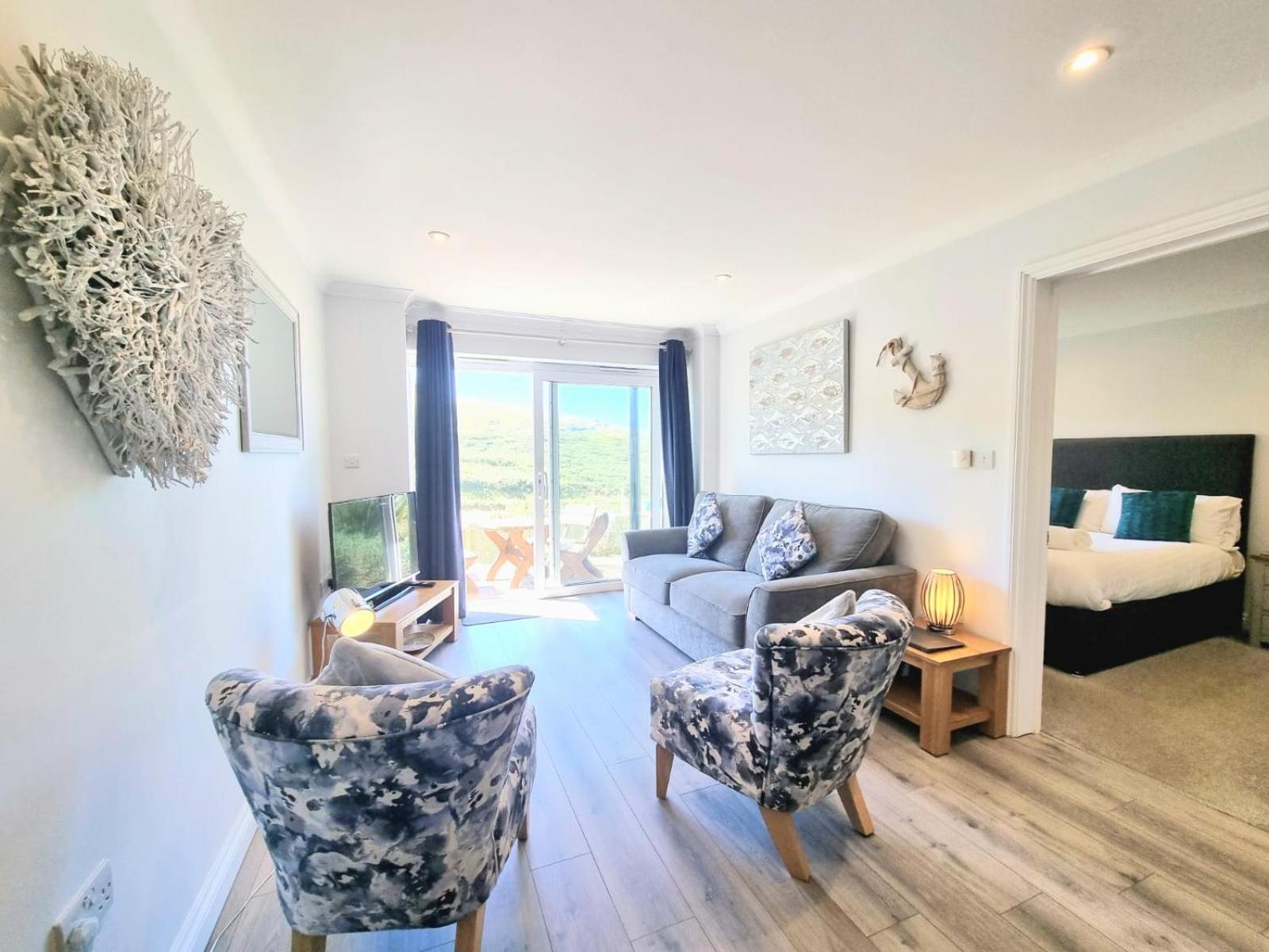 One-Bedroom Apartment Sea View (Double Bed)  photo 2