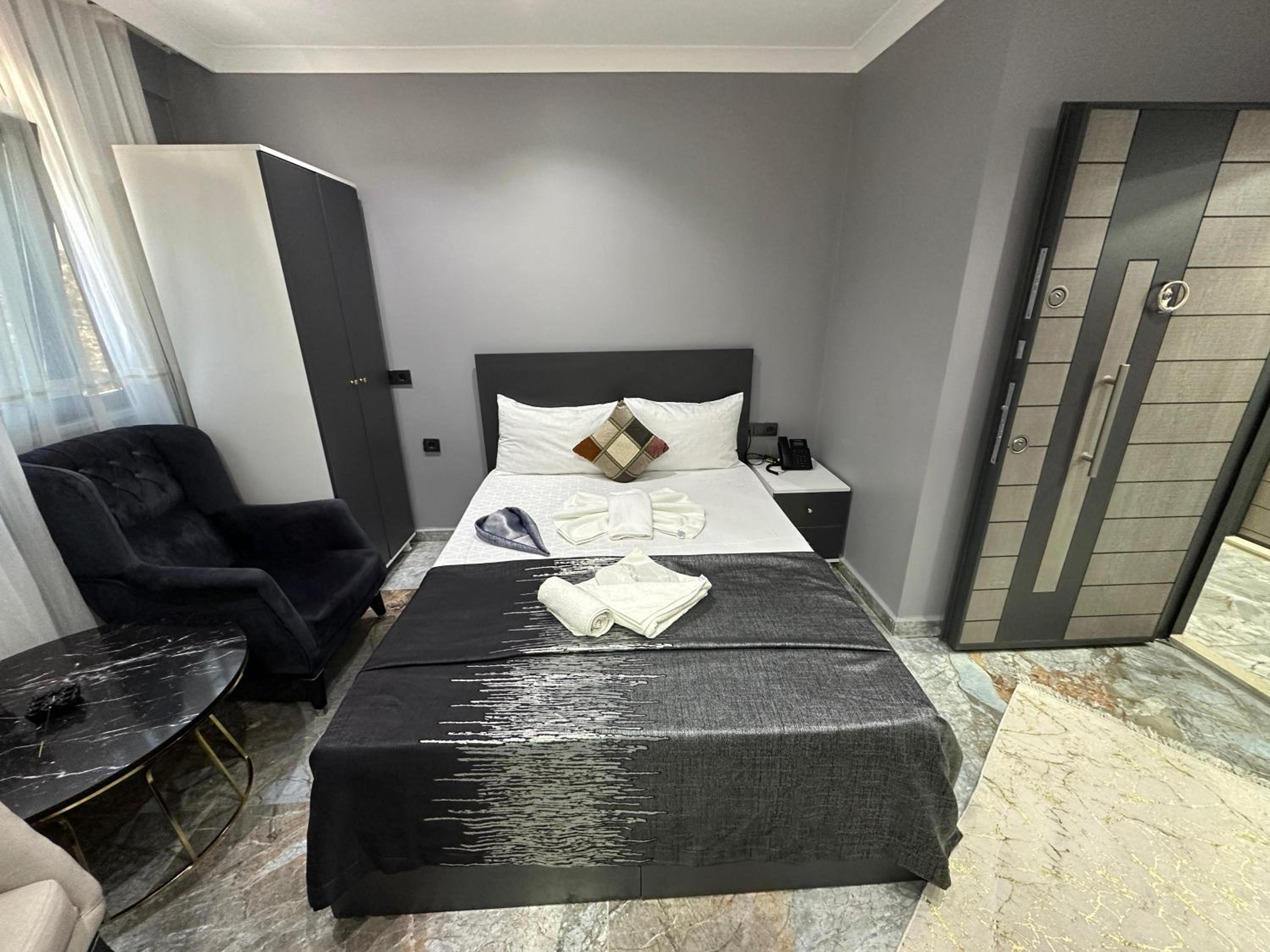 Large Double Room photo 1