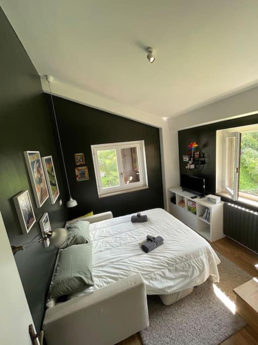 Three-Bedroom Apartment with Mountain View photo 1