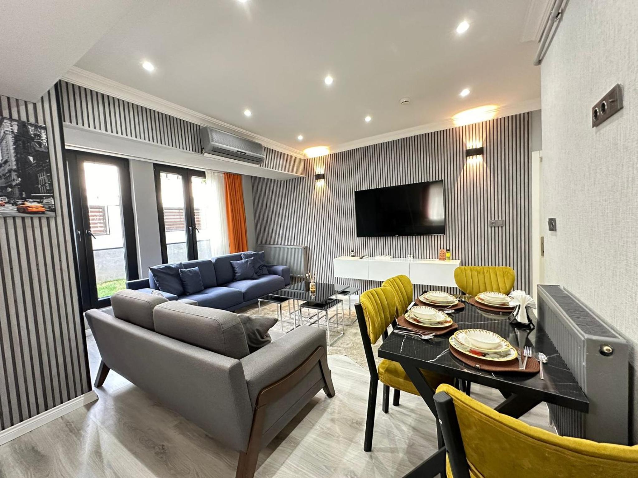 Deluxe Two-Bedroom Apartment with Garden View photo 2