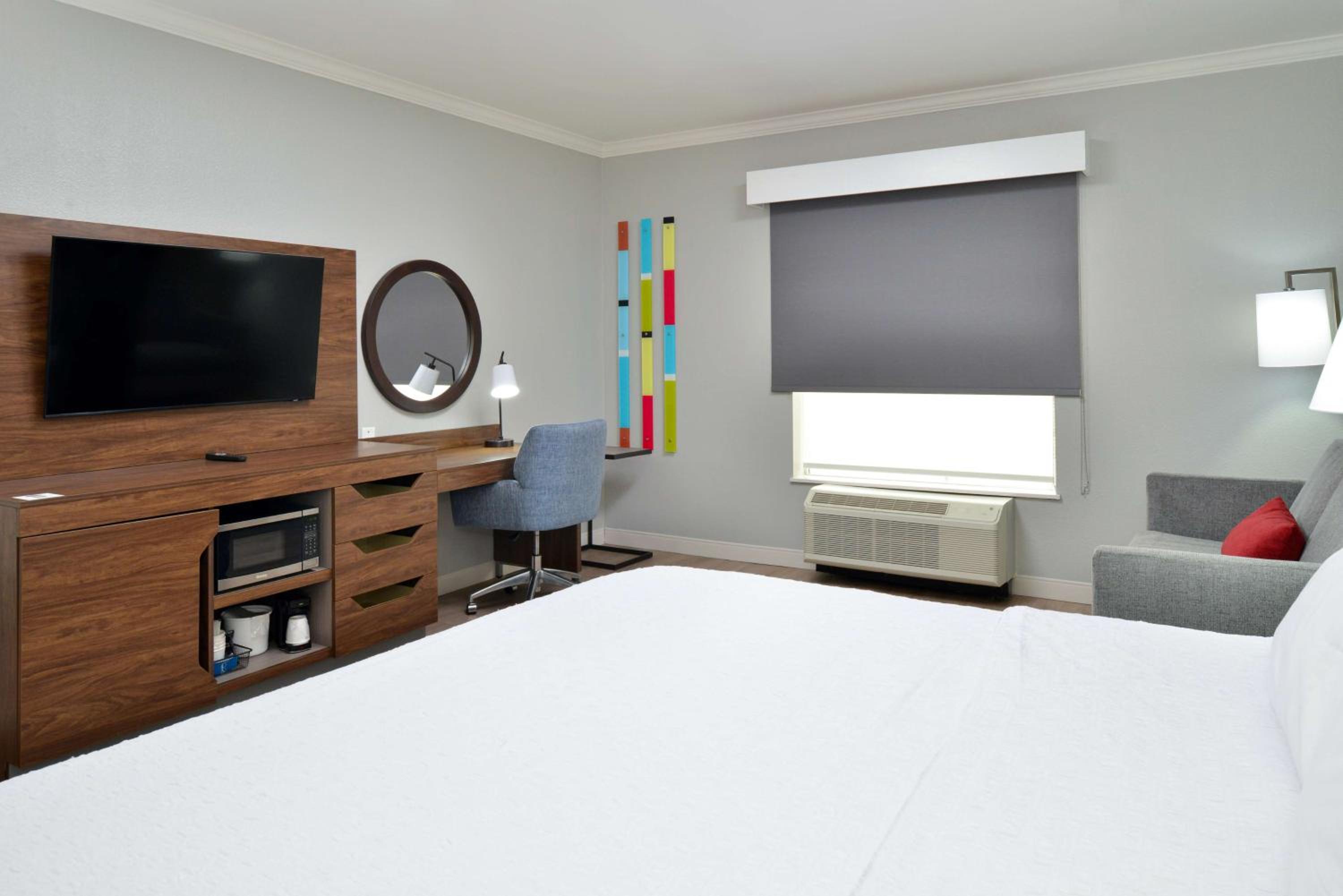 King Room with Sofa Bed and Study - Non-Smoking - Photo 2