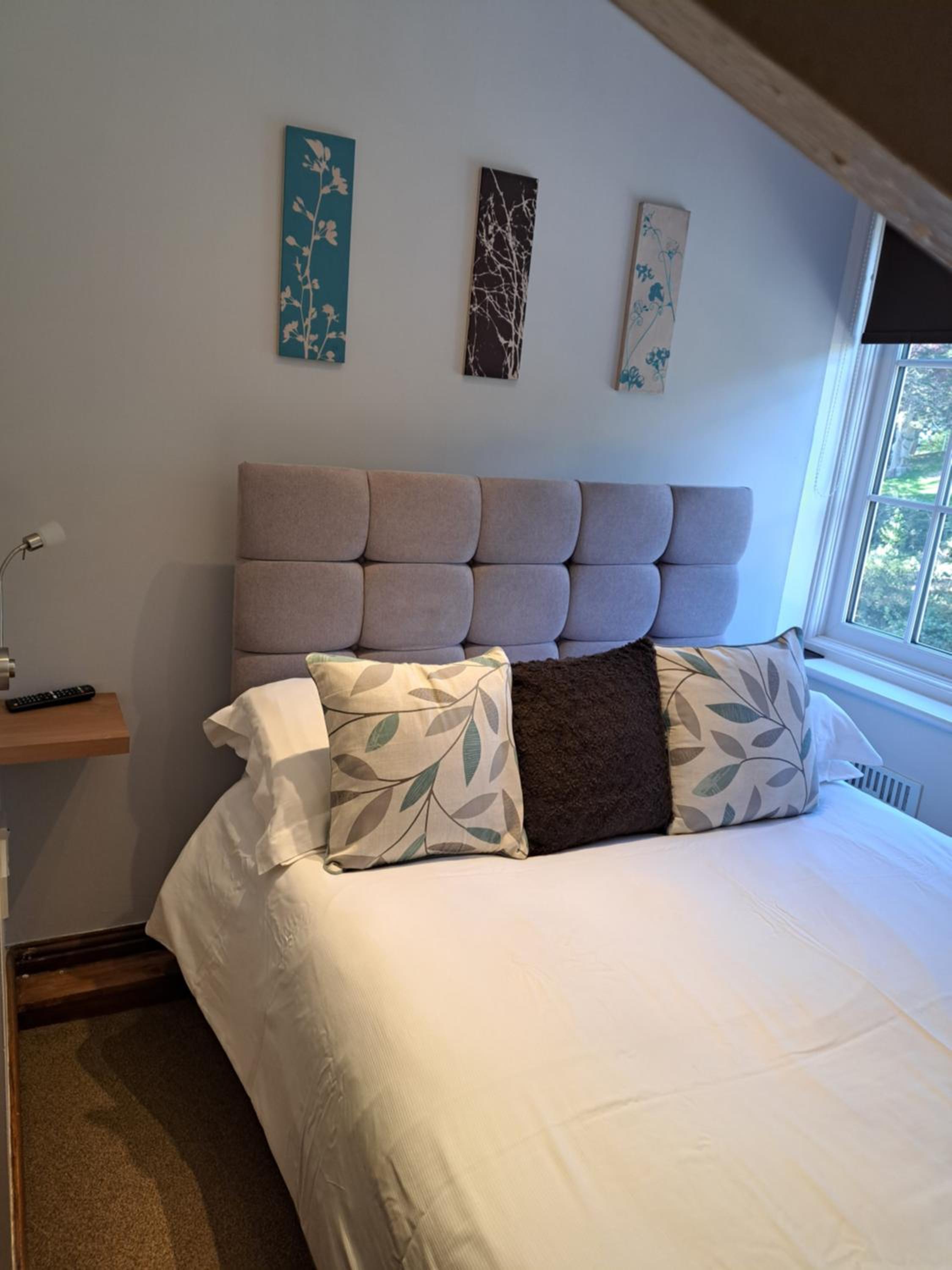 SMALL DOUBLE BUDGET ROOM IN EVES