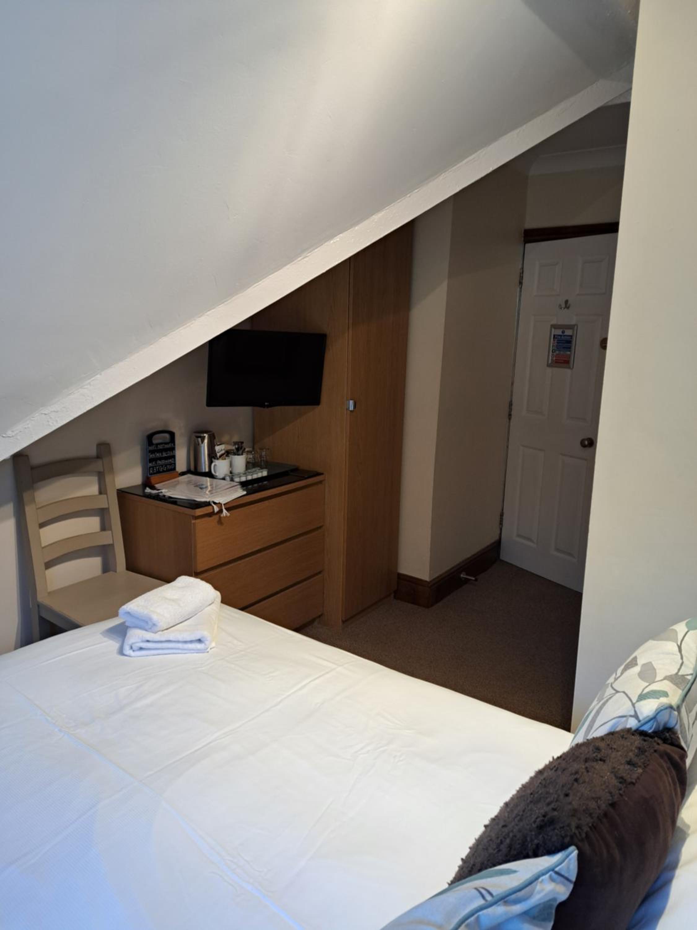 SMALL DOUBLE BUDGET ROOM IN EVES photo 2
