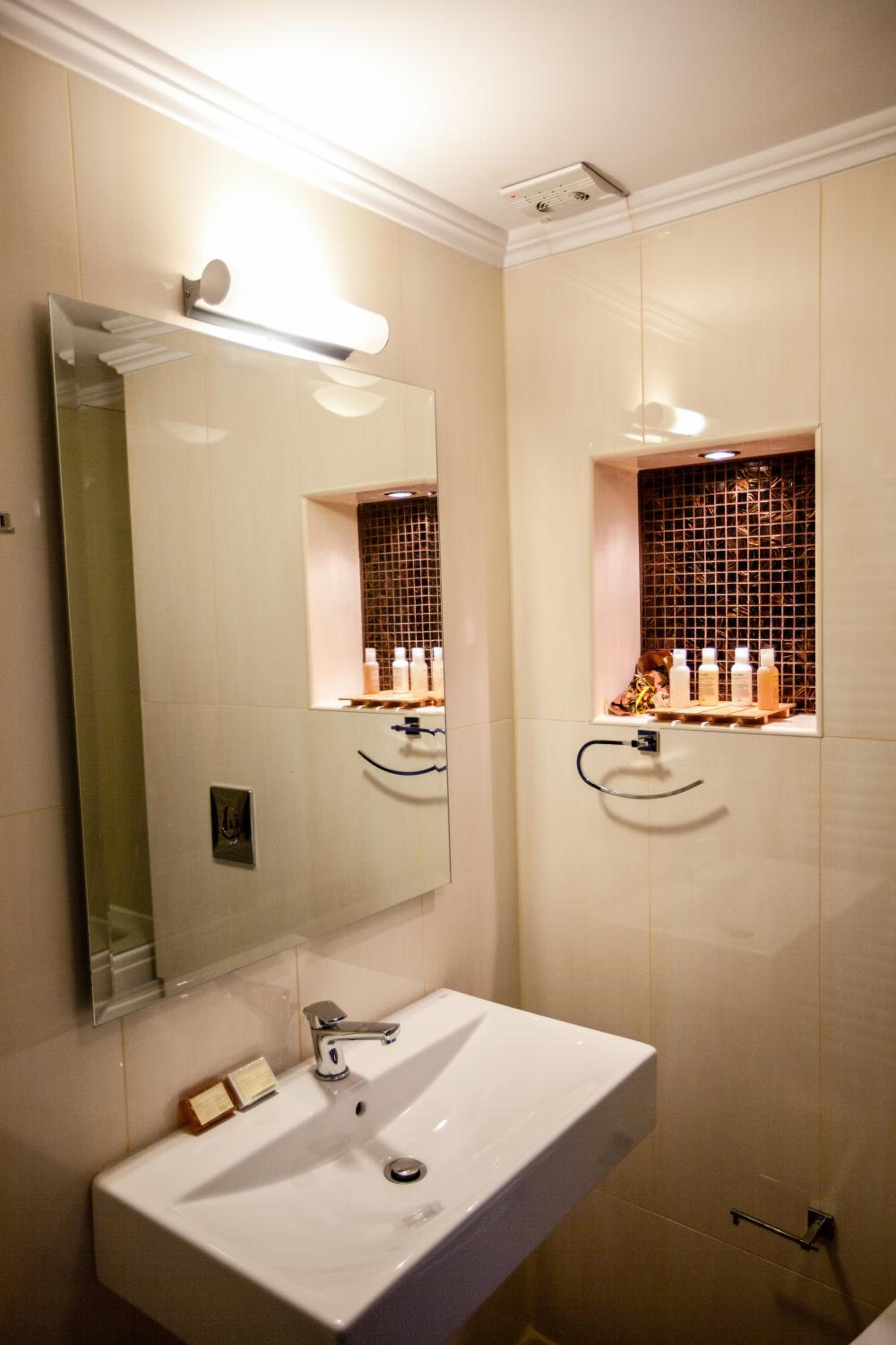 Suite with Lake View - Photo 5