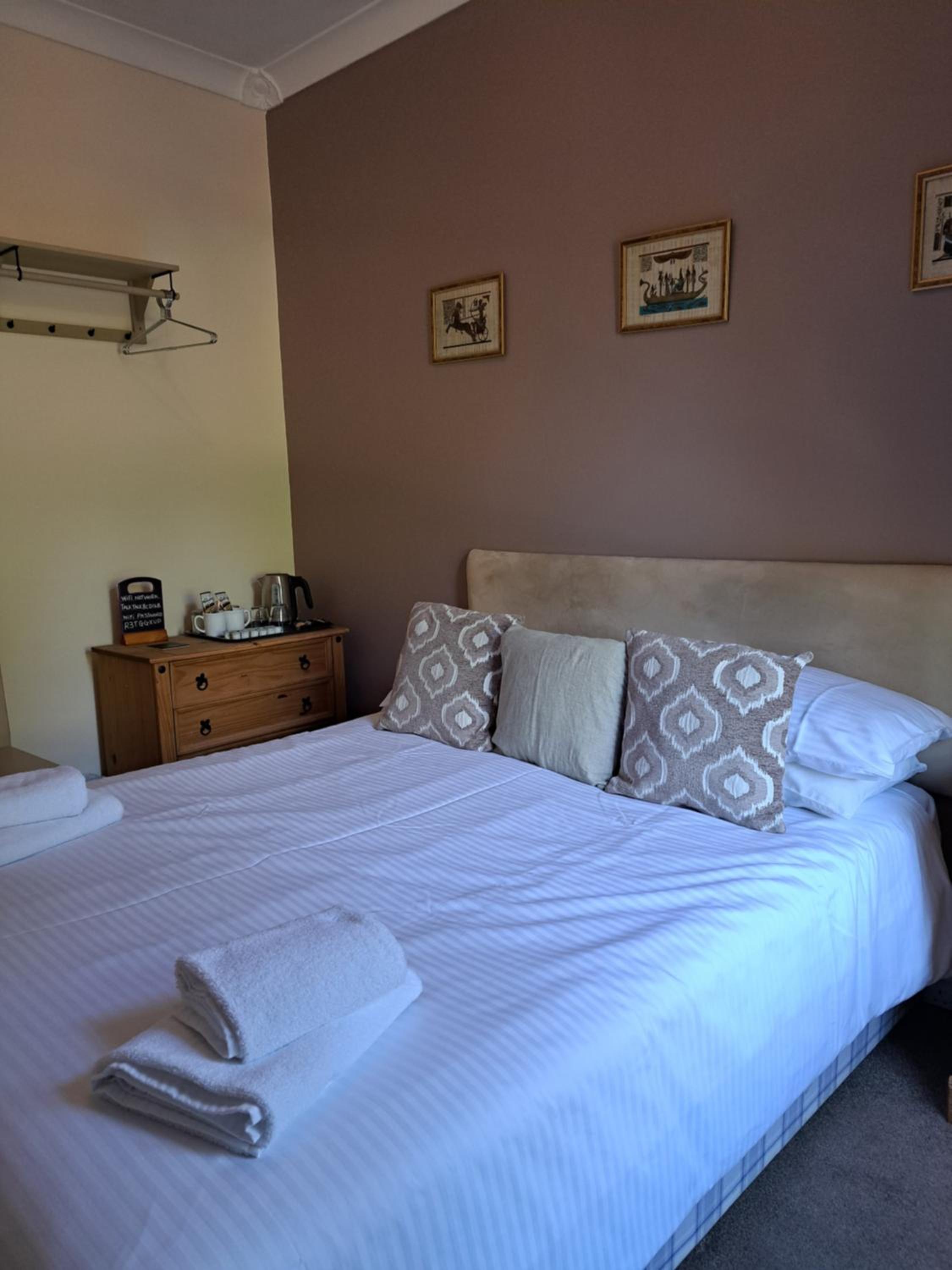 SMALL DOUBLE ROOM WITH PARK VIEW