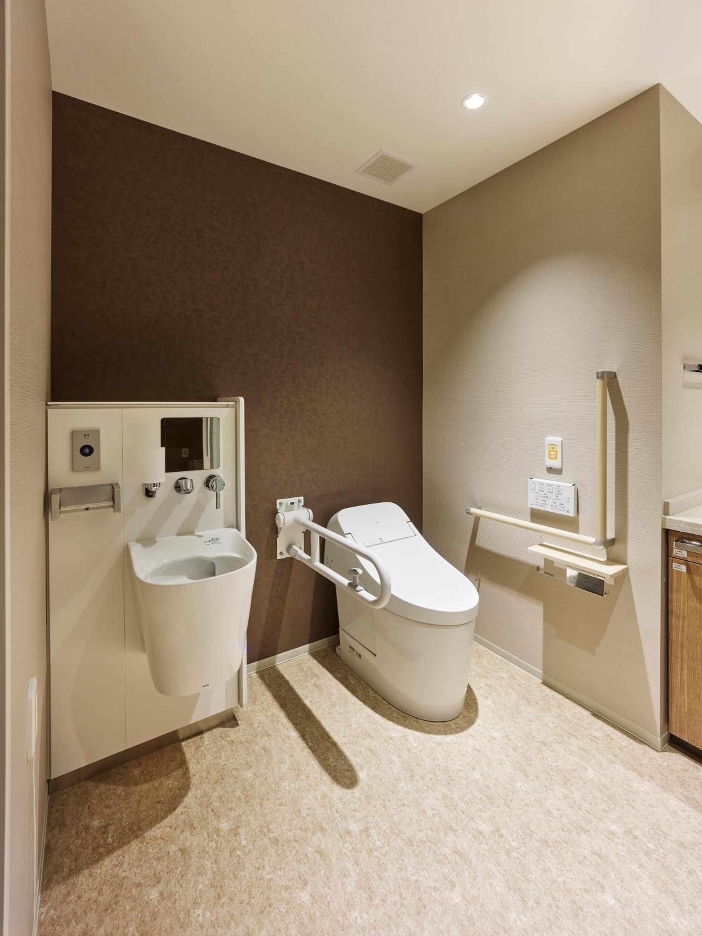 Accessible Deluxe Twin Room with Ostomy Friendly Toilet - Photo 4