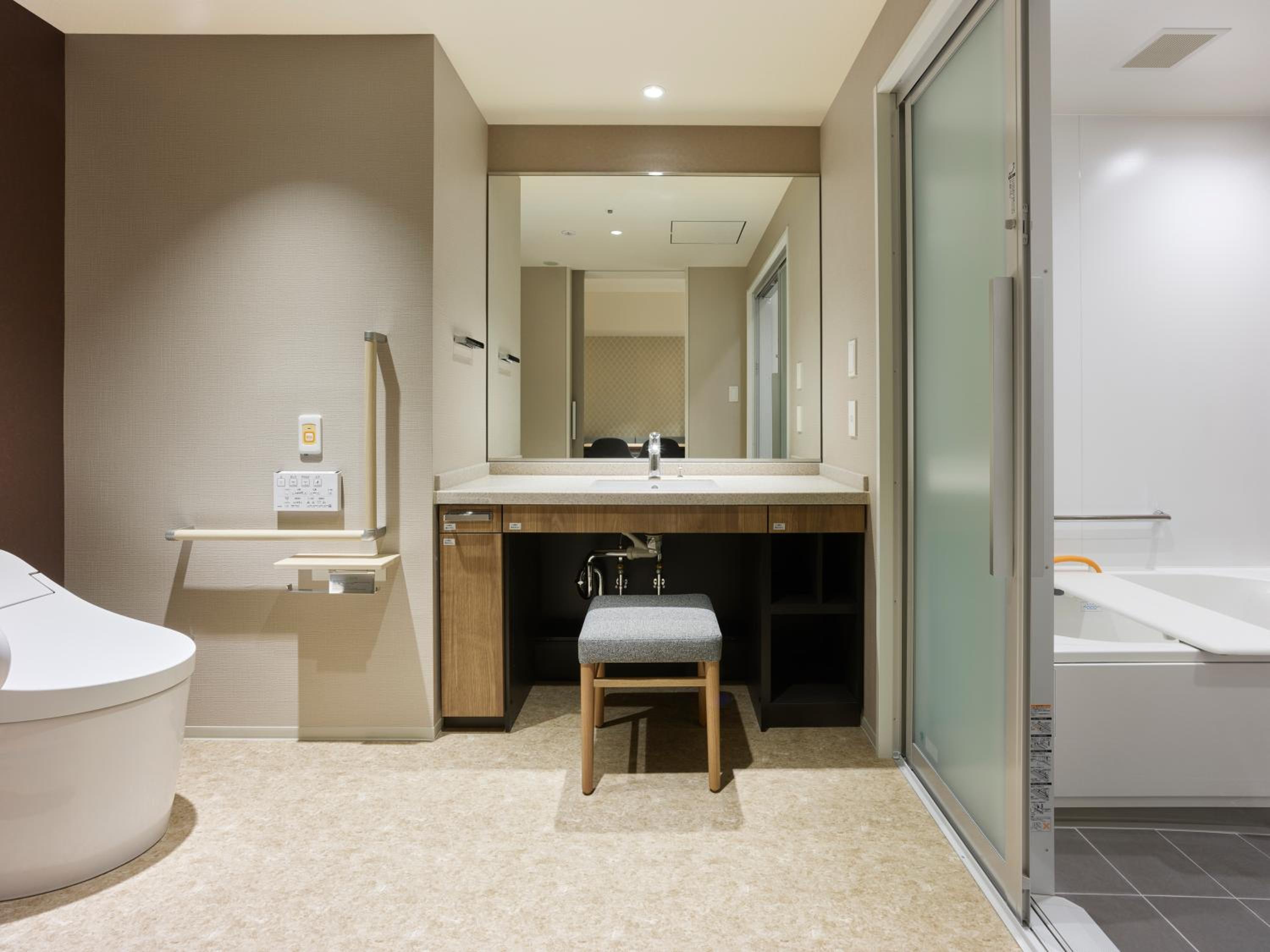 Accessible Deluxe Twin Room with Ostomy Friendly Toilet - Photo 3