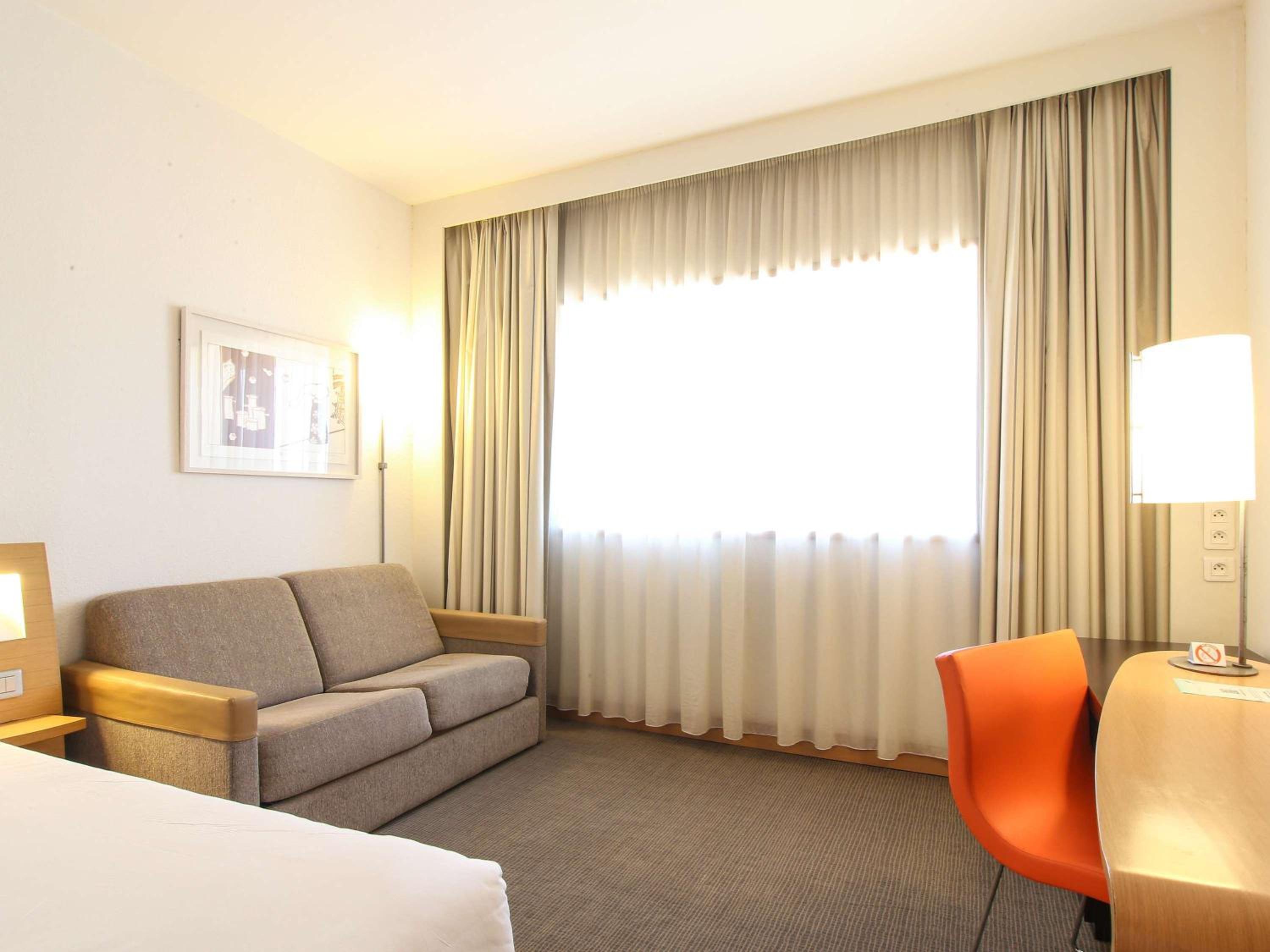 Superior Room with 2 Single Beds and Sofa - Photo 3