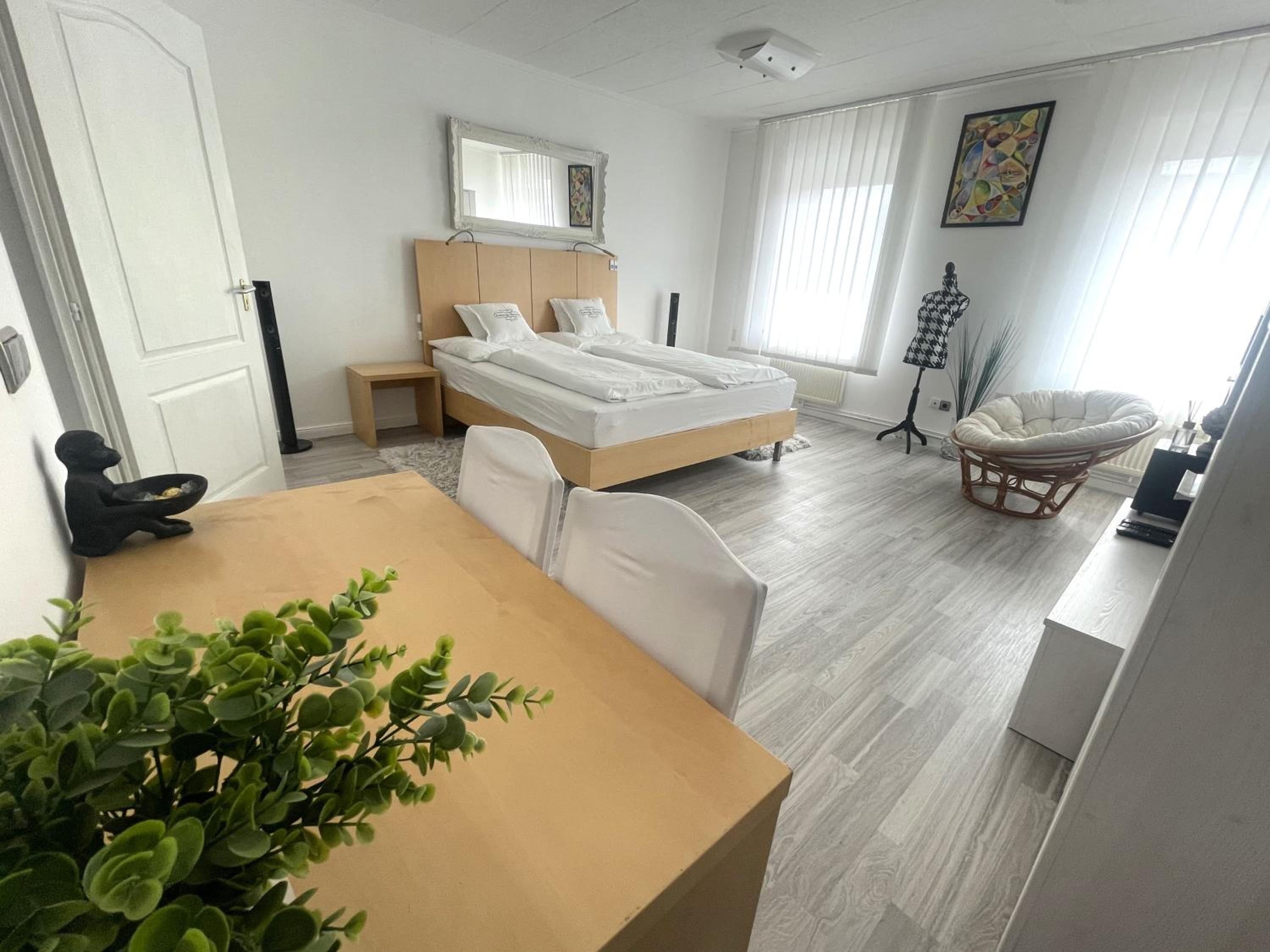 One-Bedroom Apartment photo 1