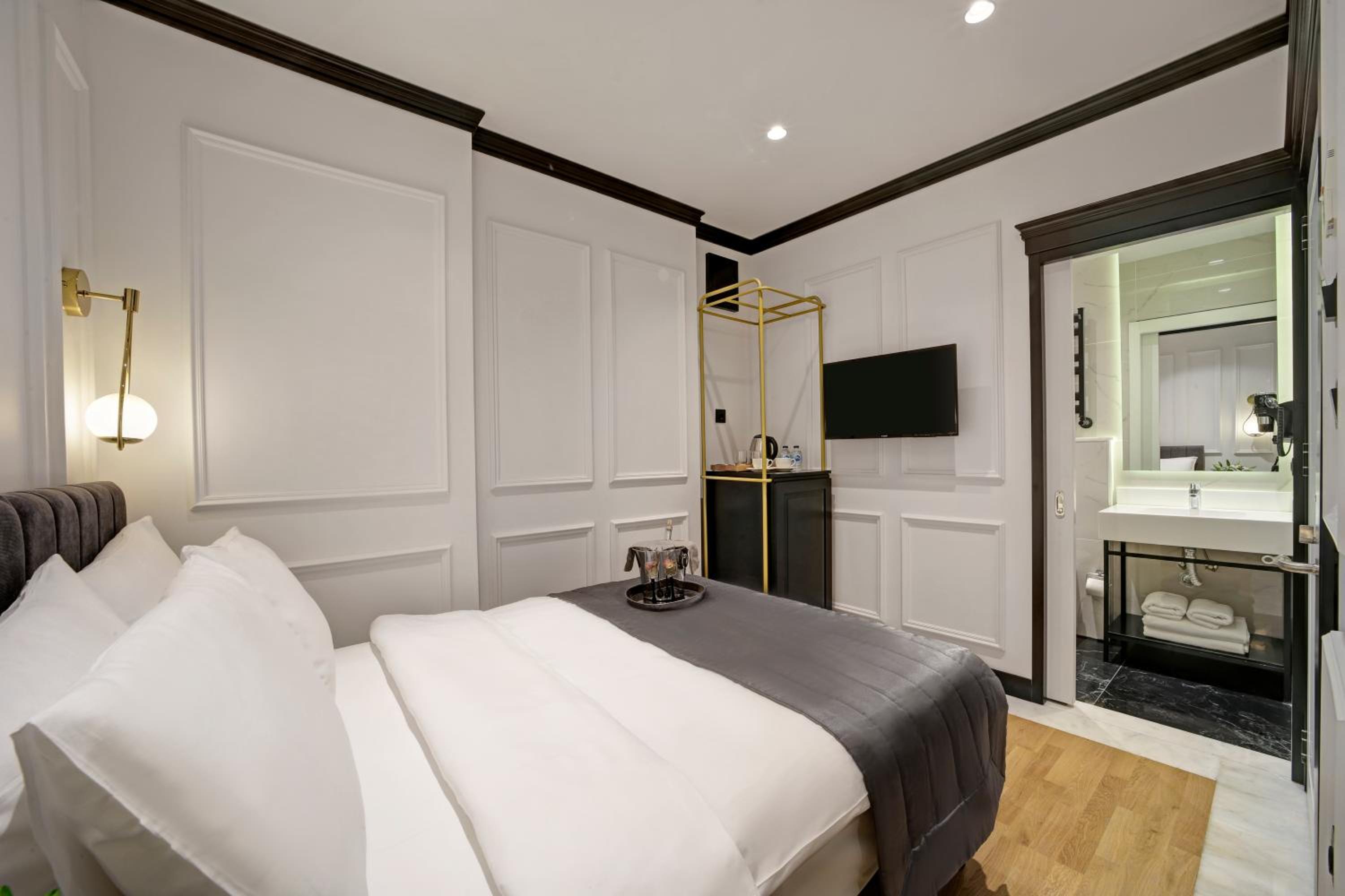 Budget Double Room photo 2