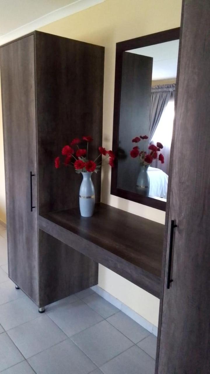 Executive Suite - Photo 2