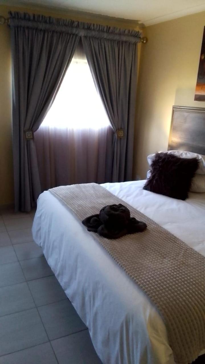 Executive Suite - Photo 5