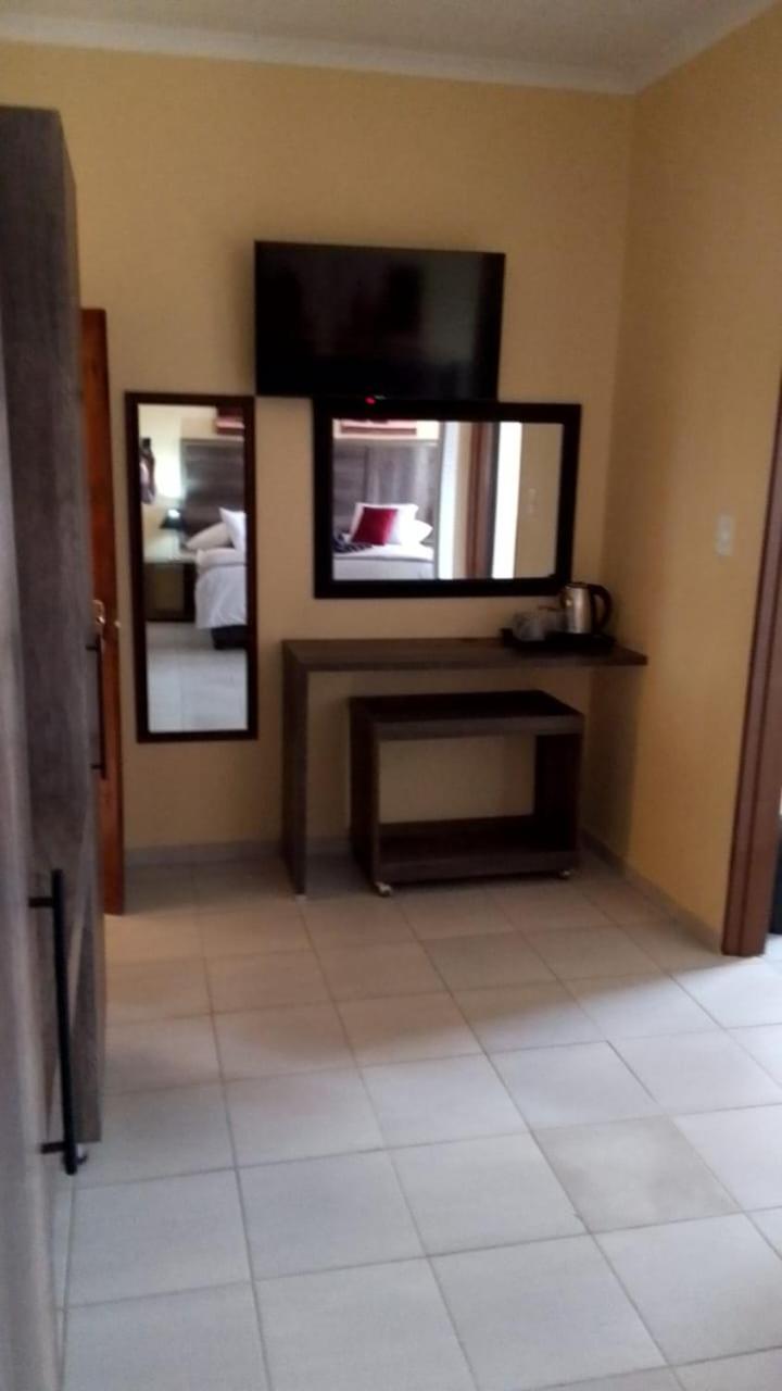 Executive Suite - Photo 7
