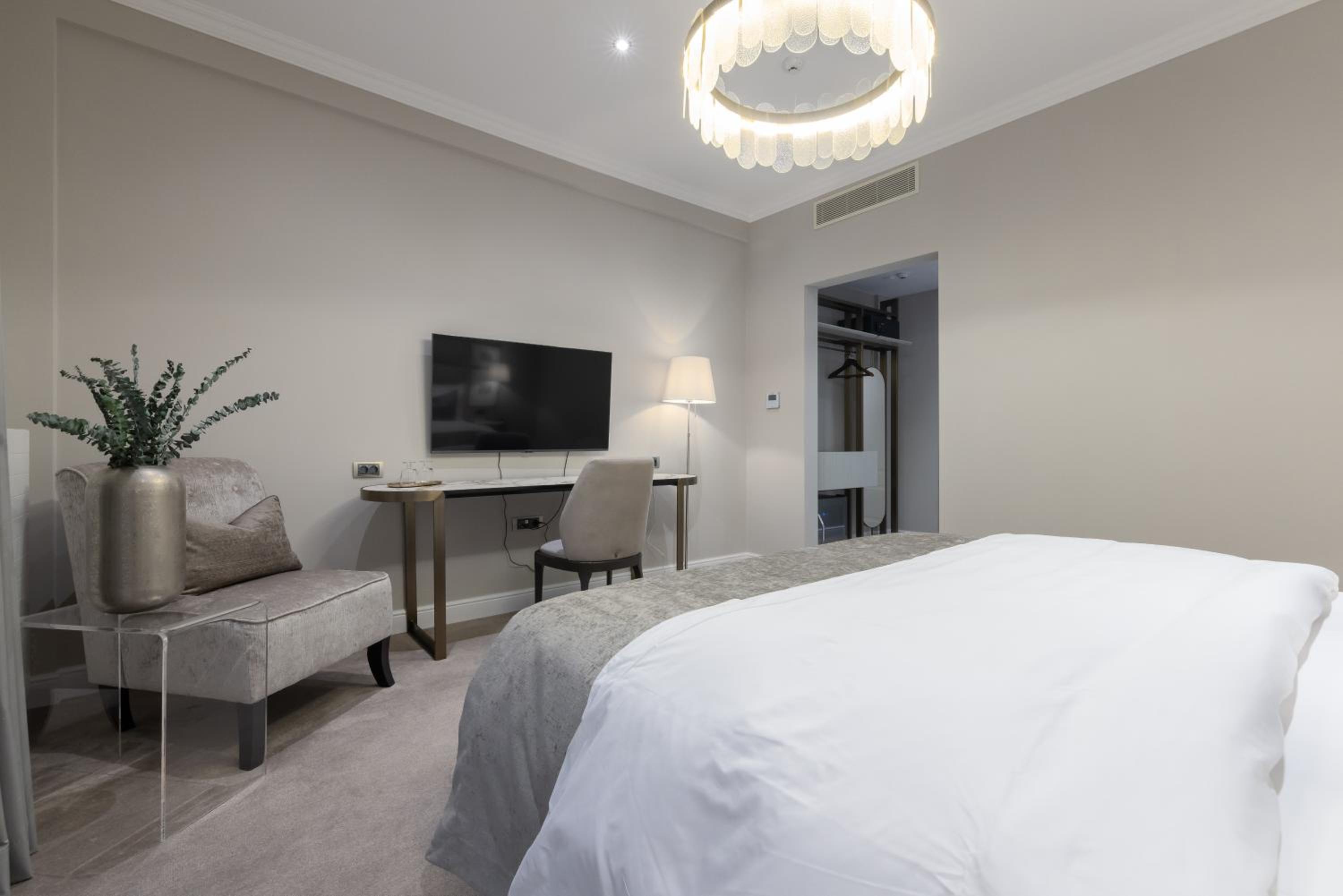 King Room with Balcony photo 2