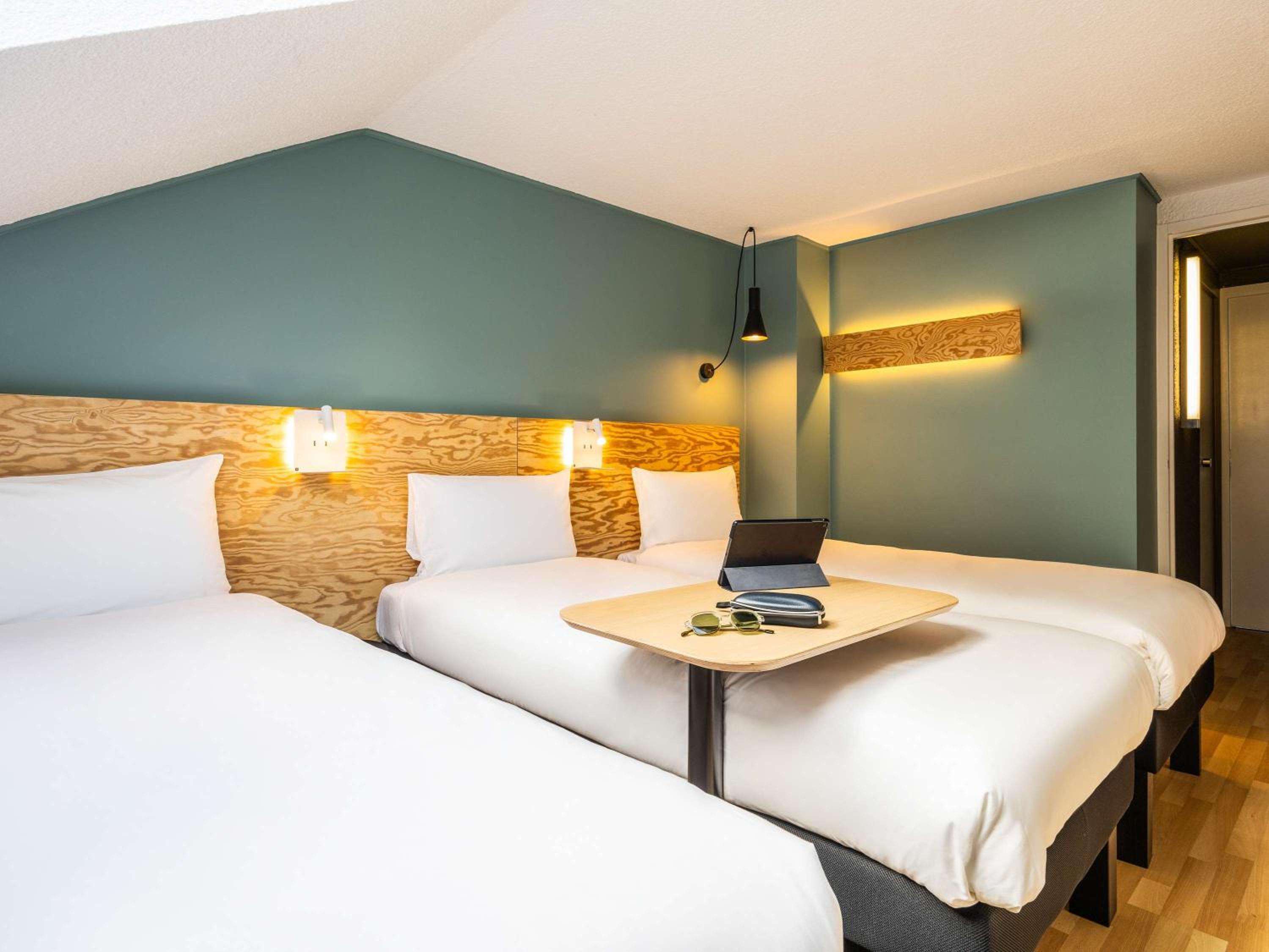 Triple Room with Three Single Beds photo 1