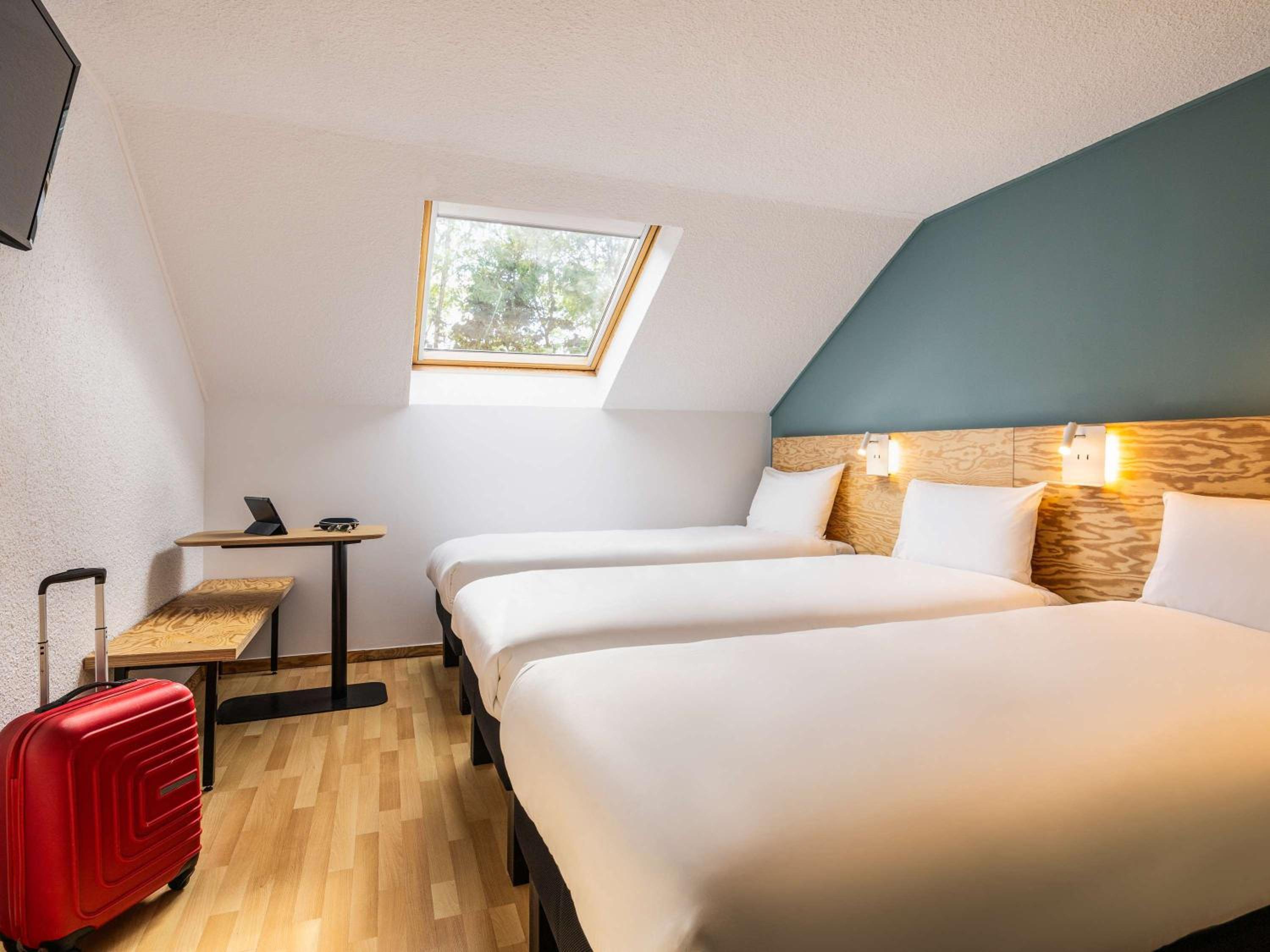 Triple Room with Three Single Beds photo 3