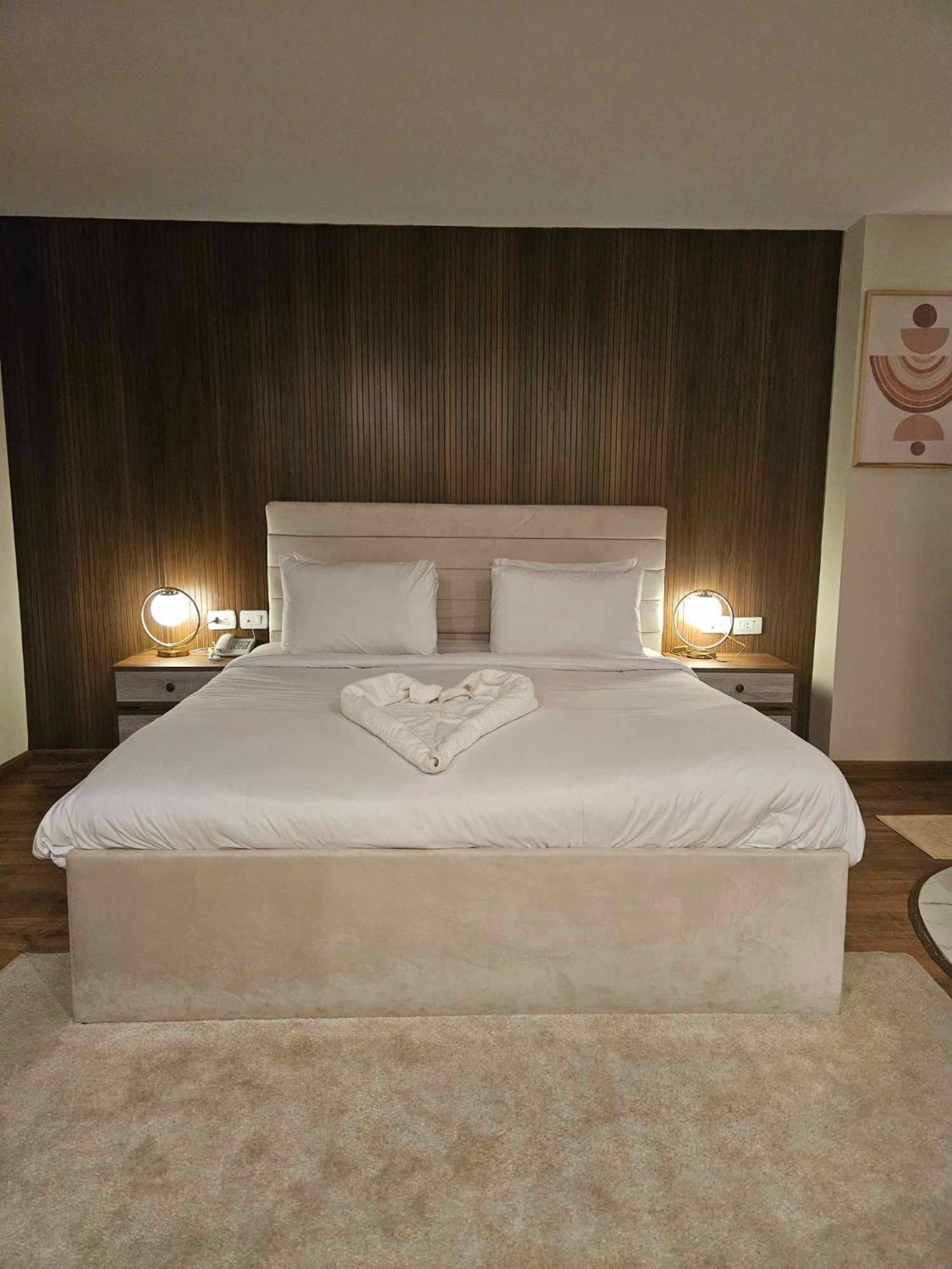 Premium King Room with Partial Pyramids View And Jacuzzi