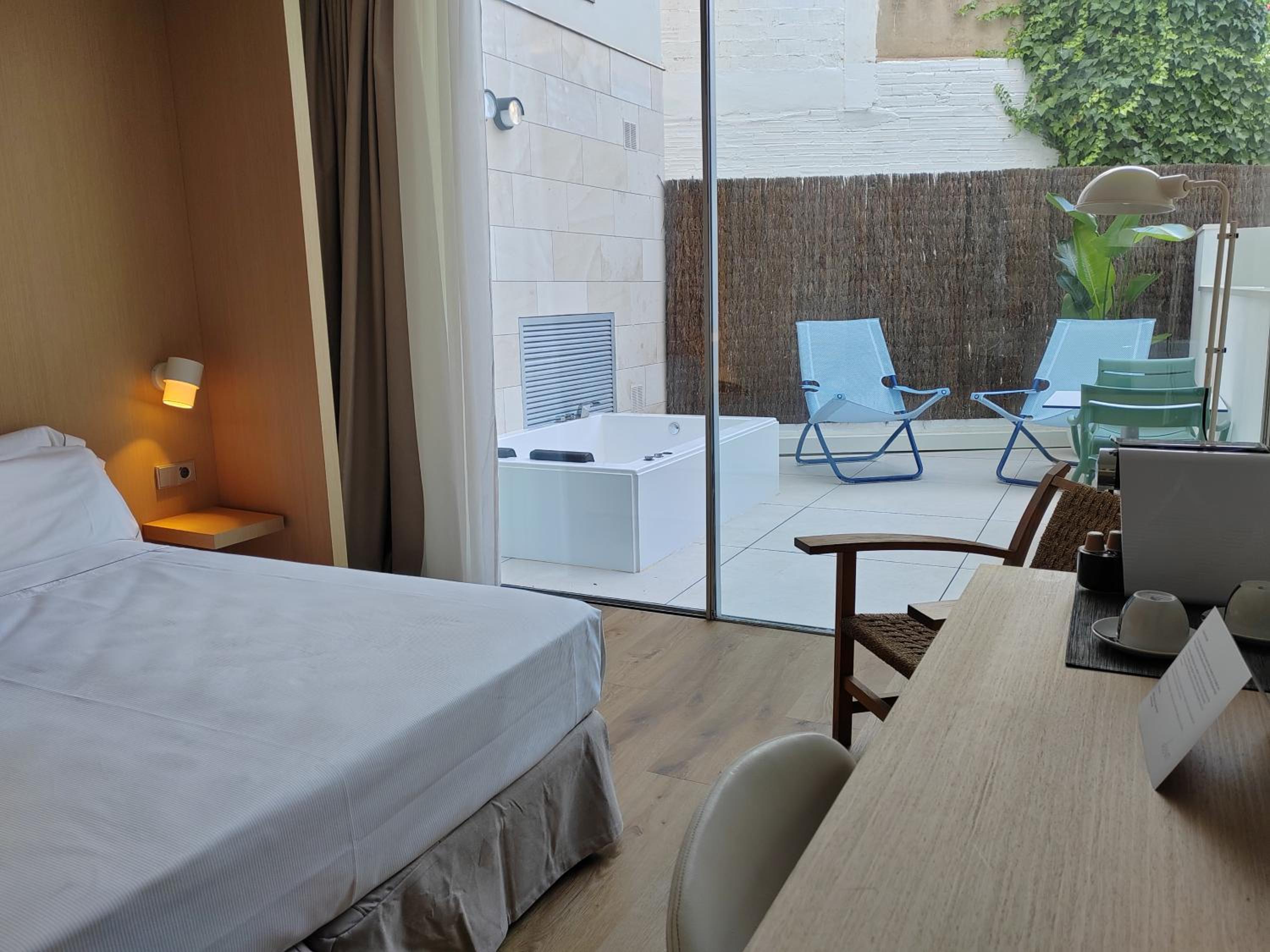 Deluxe Courtyard with Whirlpool tub - Photo 3