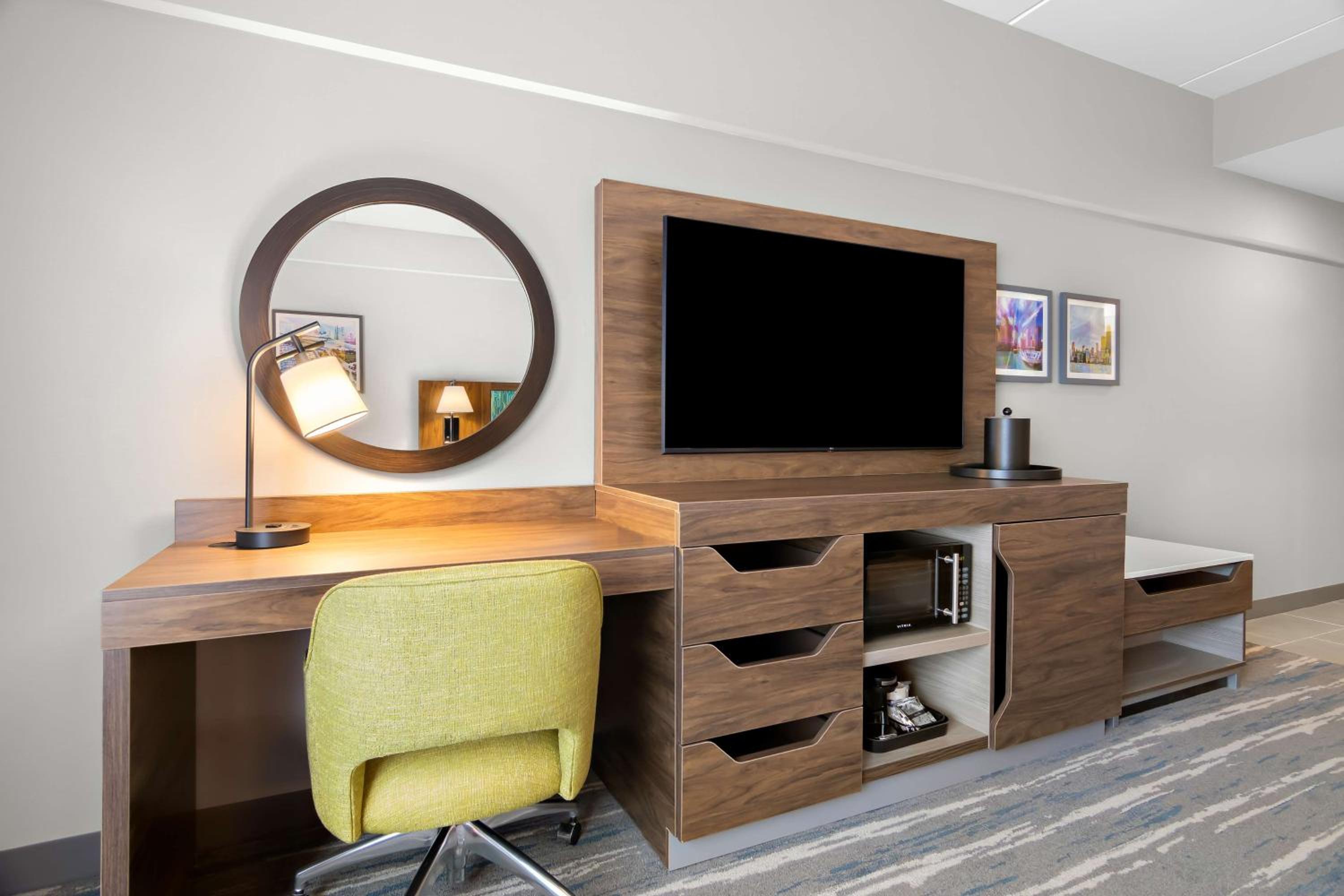 King Studio with Wet Bar - Photo 2