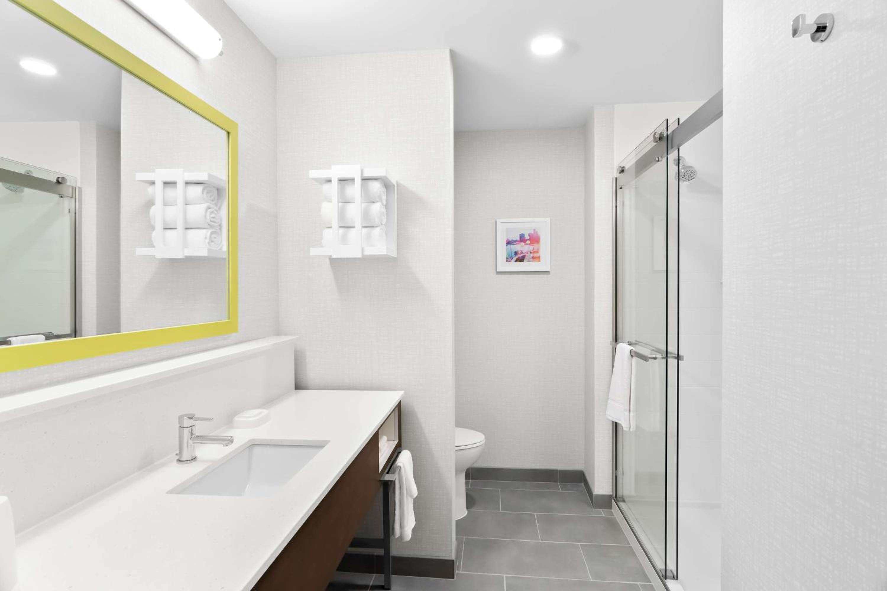King Studio with Wet Bar - Photo 4