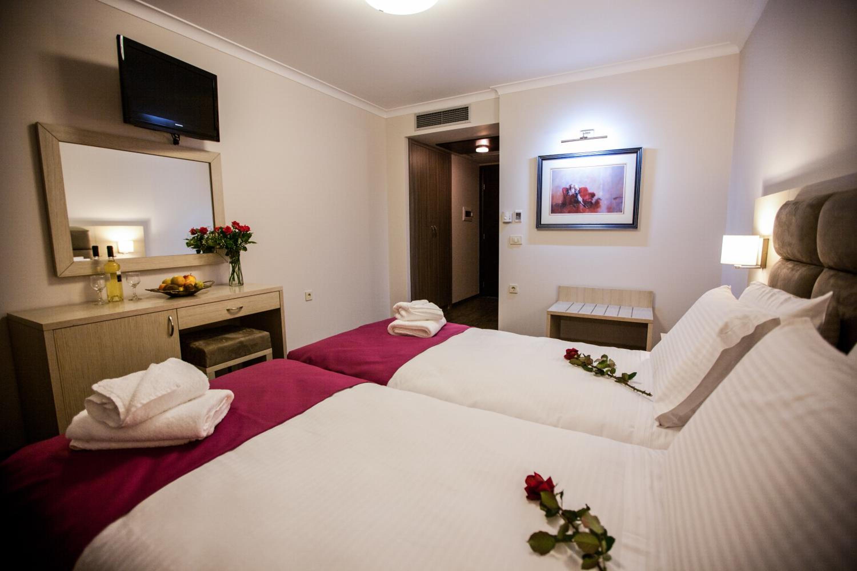 Deluxe Room with Lake View - Photo 9