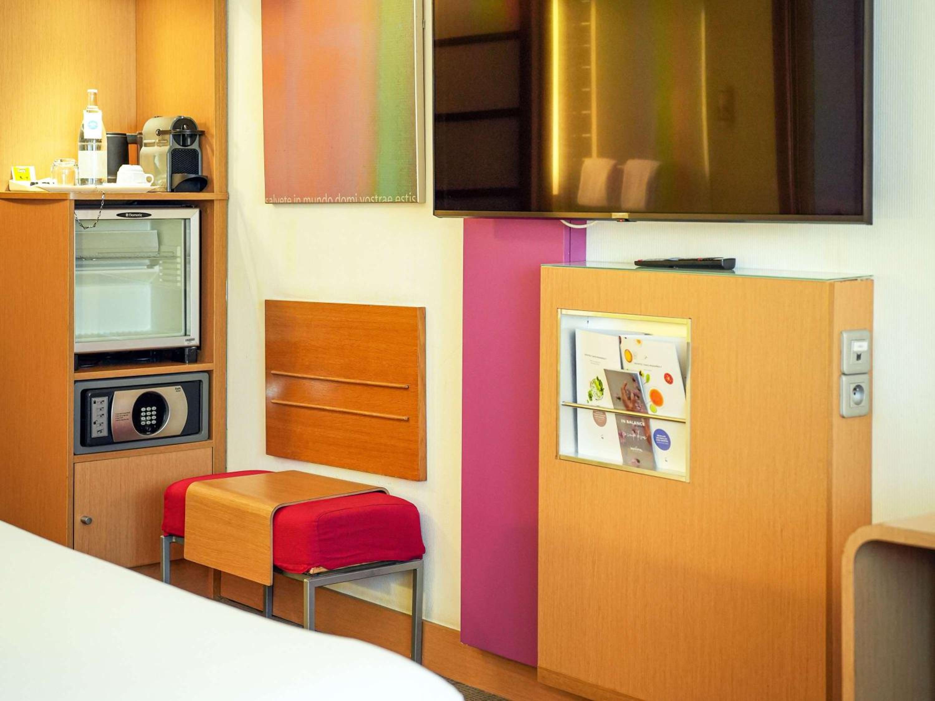 Superior Room with 2 Single Beds and Sofa - Photo 7