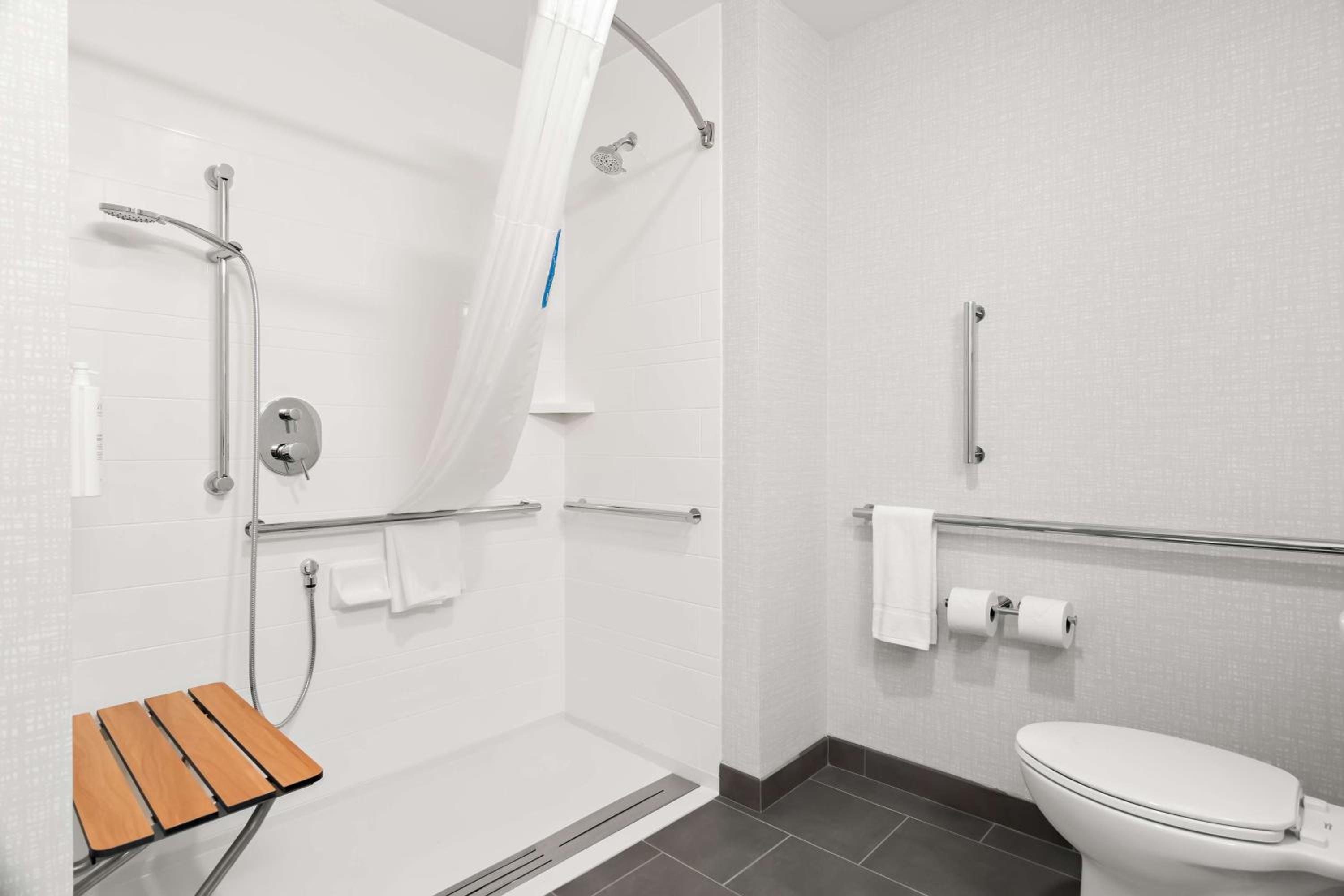 Queen Room with Roll-In Shower - Mobility Access - Photo 2
