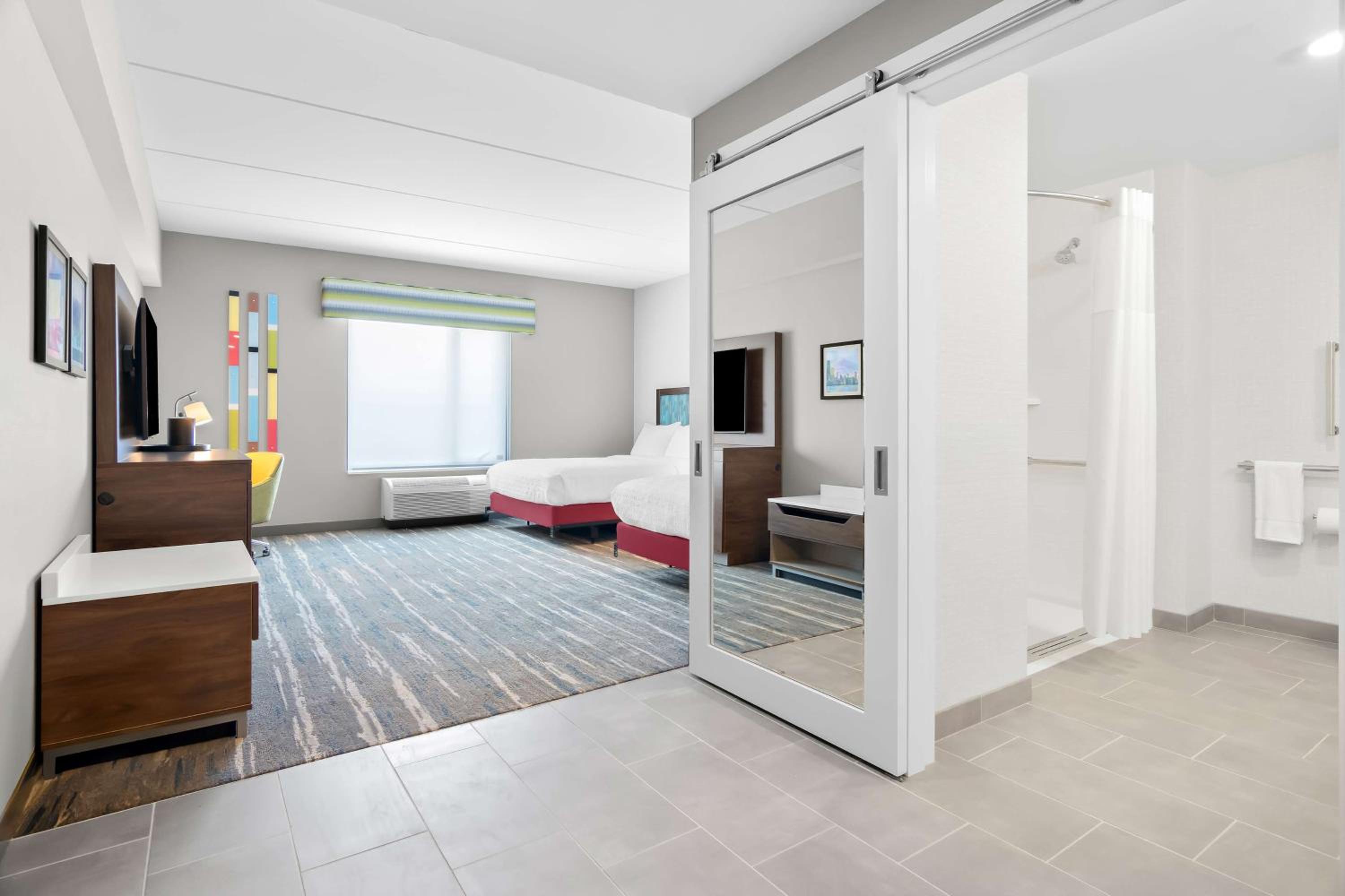 Queen Room with Roll-In Shower - Mobility Access - Photo 5